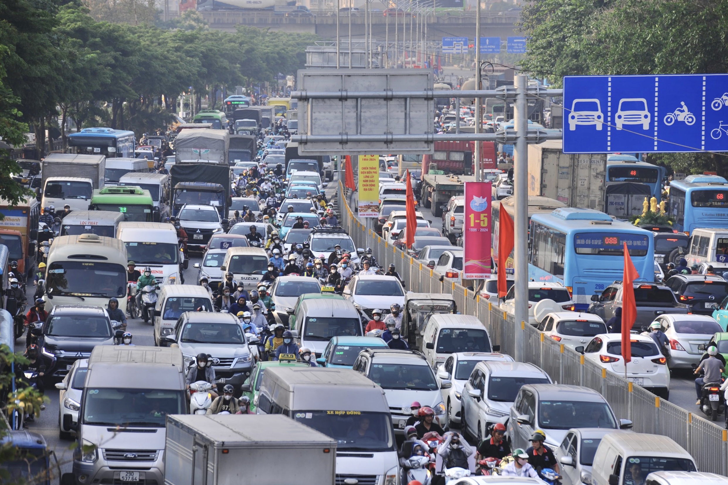 Cửa ng&otilde; H&agrave; Nội c&agrave;ng về tối c&agrave;ng ken đặc người v&agrave; xe trước kỳ nghỉ lễ 30/4- Ảnh 7.