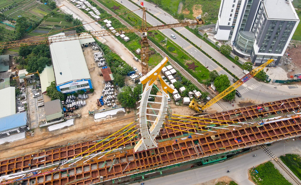 Cầu vượt đường sắt đường Nguyễn Tất Th&agrave;nh thi c&ocirc;ng xuy&ecirc;n lễ- Ảnh 2.