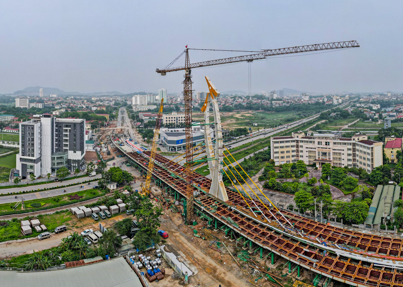 Cầu vượt đường sắt đường Nguyễn Tất Th&agrave;nh thi c&ocirc;ng xuy&ecirc;n lễ- Ảnh 1.