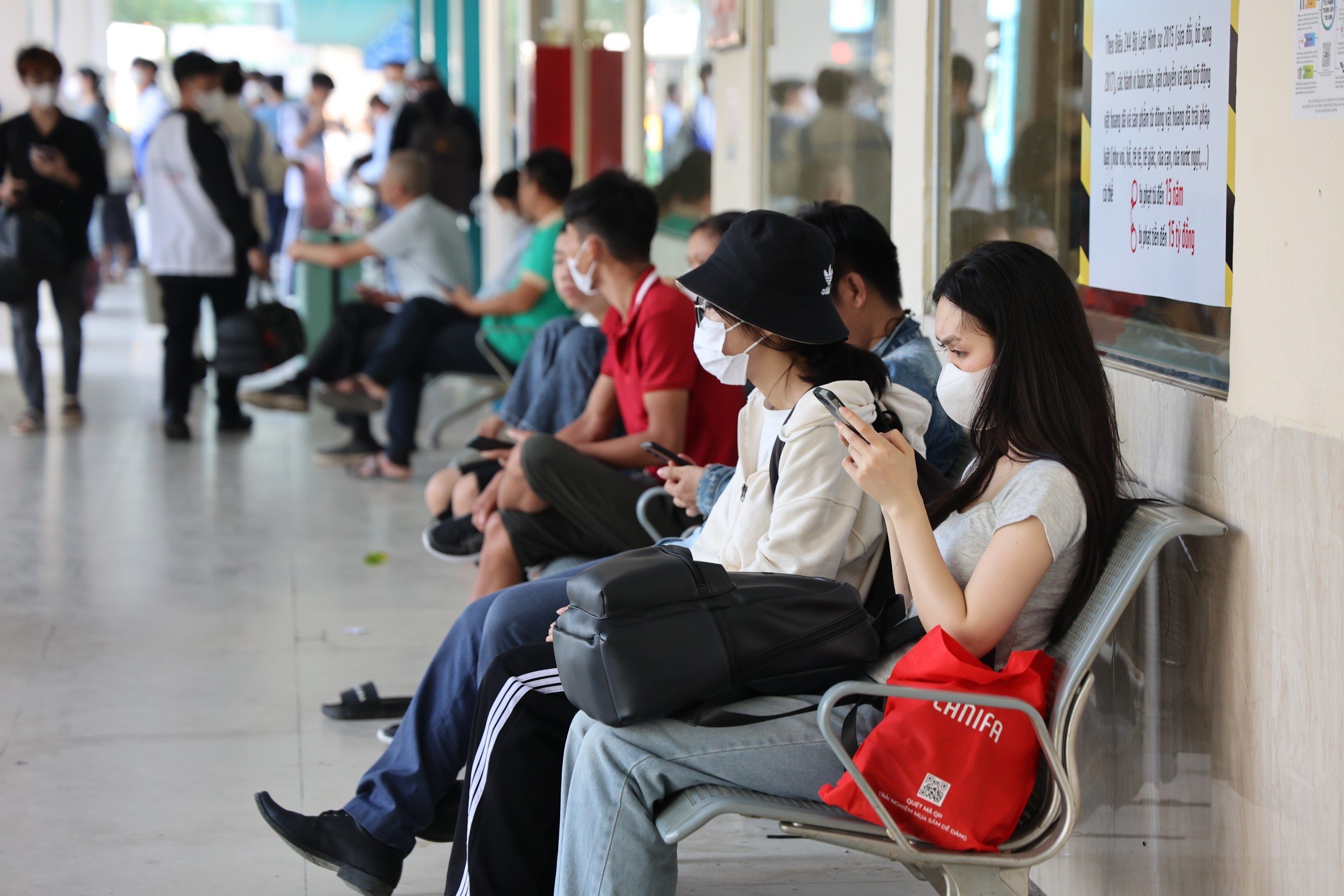 Bến xe đ&ocirc;ng nghẹt trước kỳ nghỉ lễ 30/4 -1/5- Ảnh 16.