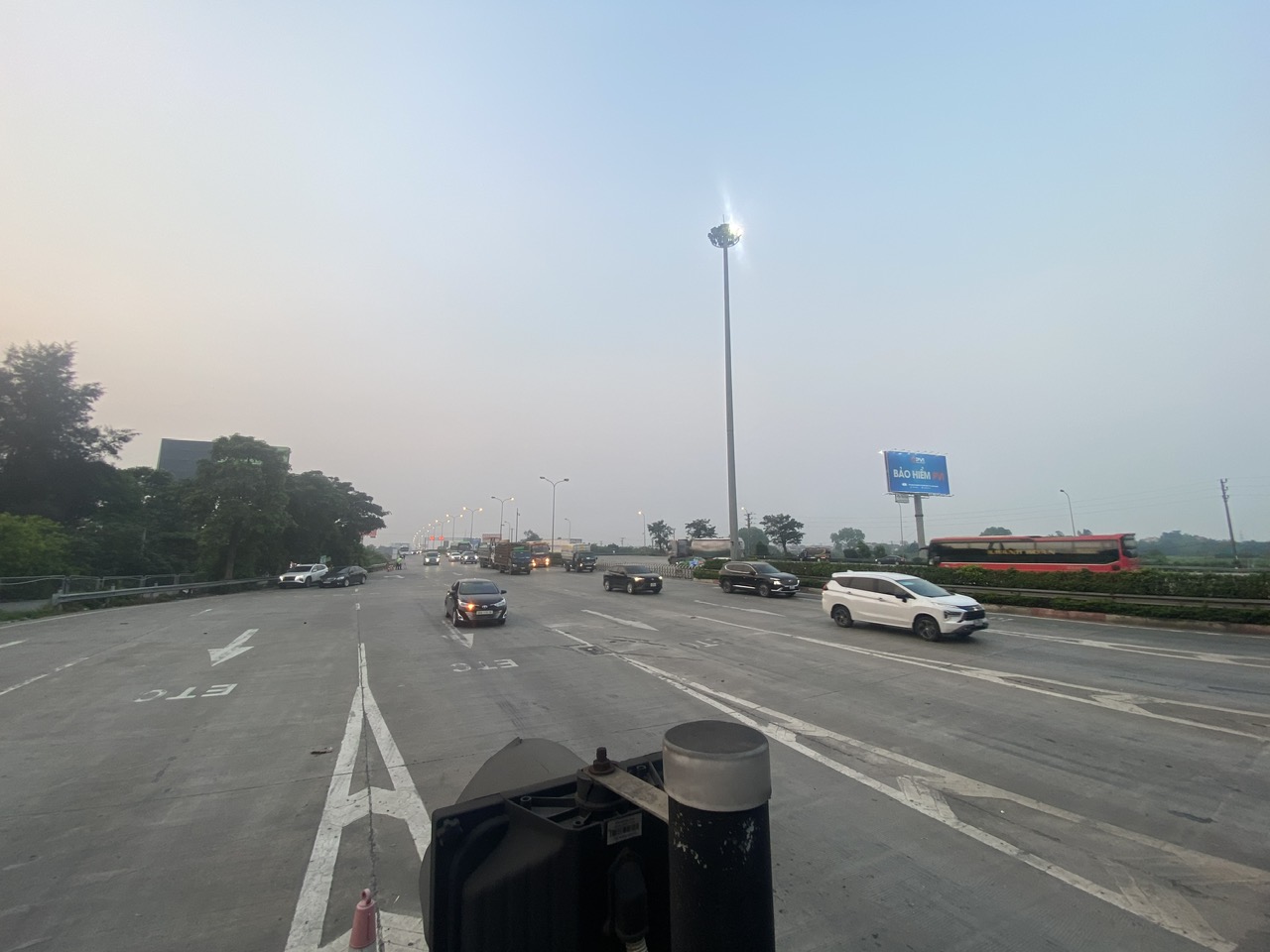 Trạm thu ph&iacute; cửa ng&otilde; Thủ đ&ocirc; th&ocirc;ng tho&aacute;ng ng&agrave;y cuối trước kỳ nghỉ lễ 30/4- Ảnh 1.