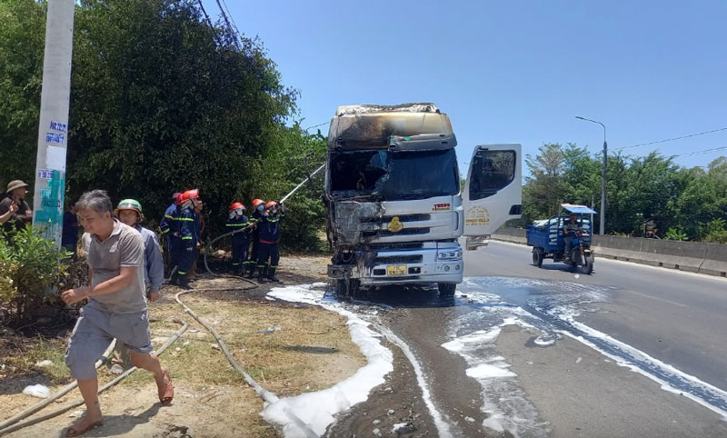 Lực lượng chức năng v&agrave; người d&acirc;n nỗ lực dập tắt vụ ch&aacute;y.