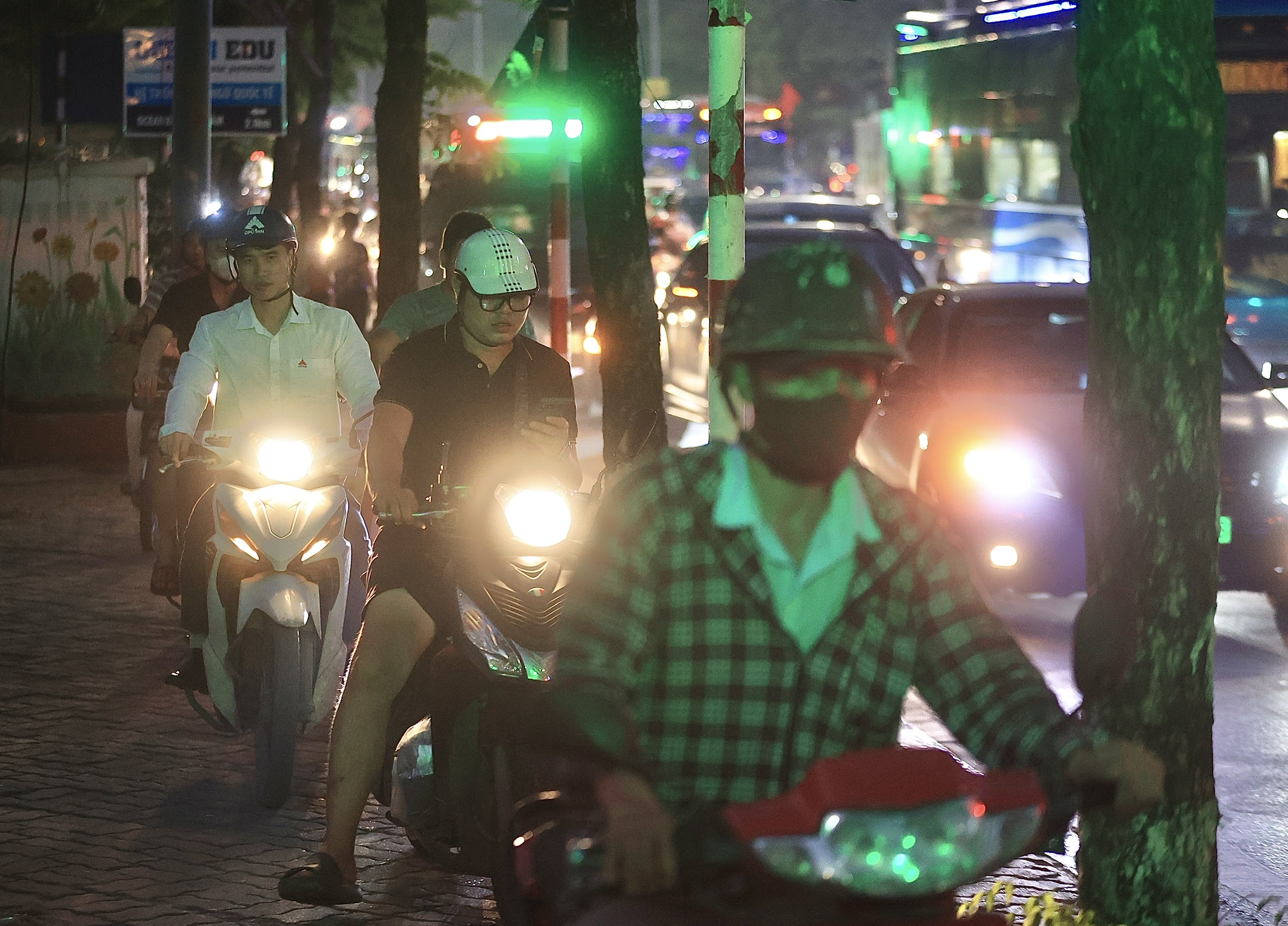 Cửa ng&otilde; H&agrave; Nội c&agrave;ng về tối c&agrave;ng ken đặc người v&agrave; xe trước kỳ nghỉ lễ 30/4- Ảnh 10.