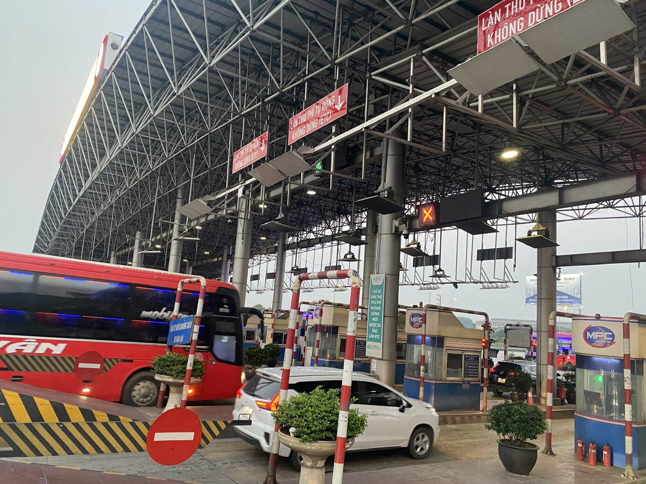 Trạm thu ph&iacute; cửa ng&otilde; Thủ đ&ocirc; th&ocirc;ng tho&aacute;ng ng&agrave;y cuối trước kỳ nghỉ lễ 30/4- Ảnh 4.