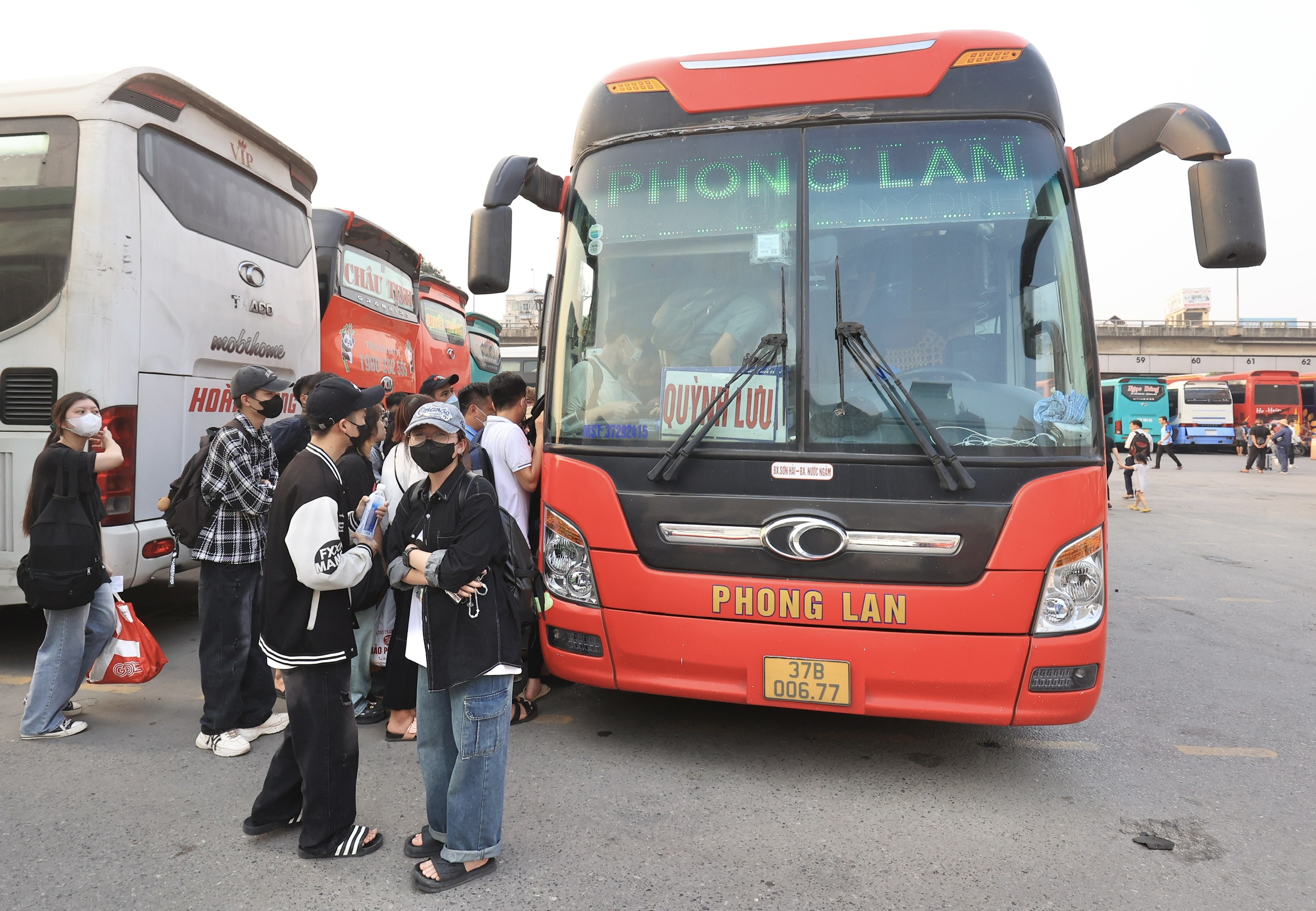 Bến xe đ&ocirc;ng nghẹt trước kỳ nghỉ lễ 30/4 -1/5- Ảnh 4.