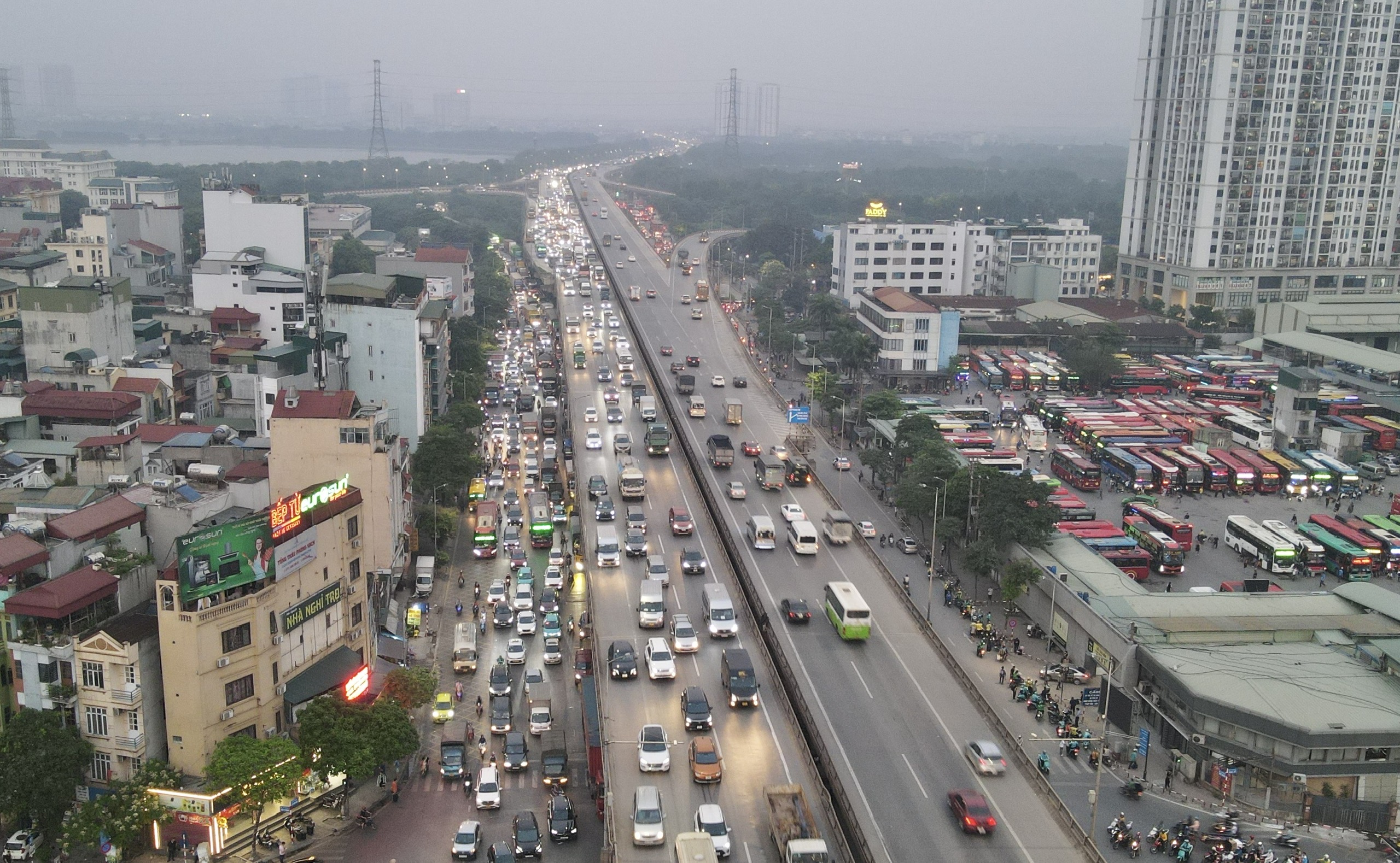 Cửa ng&otilde; H&agrave; Nội c&agrave;ng về tối c&agrave;ng ken đặc người v&agrave; xe trước kỳ nghỉ lễ 30/4- Ảnh 6.
