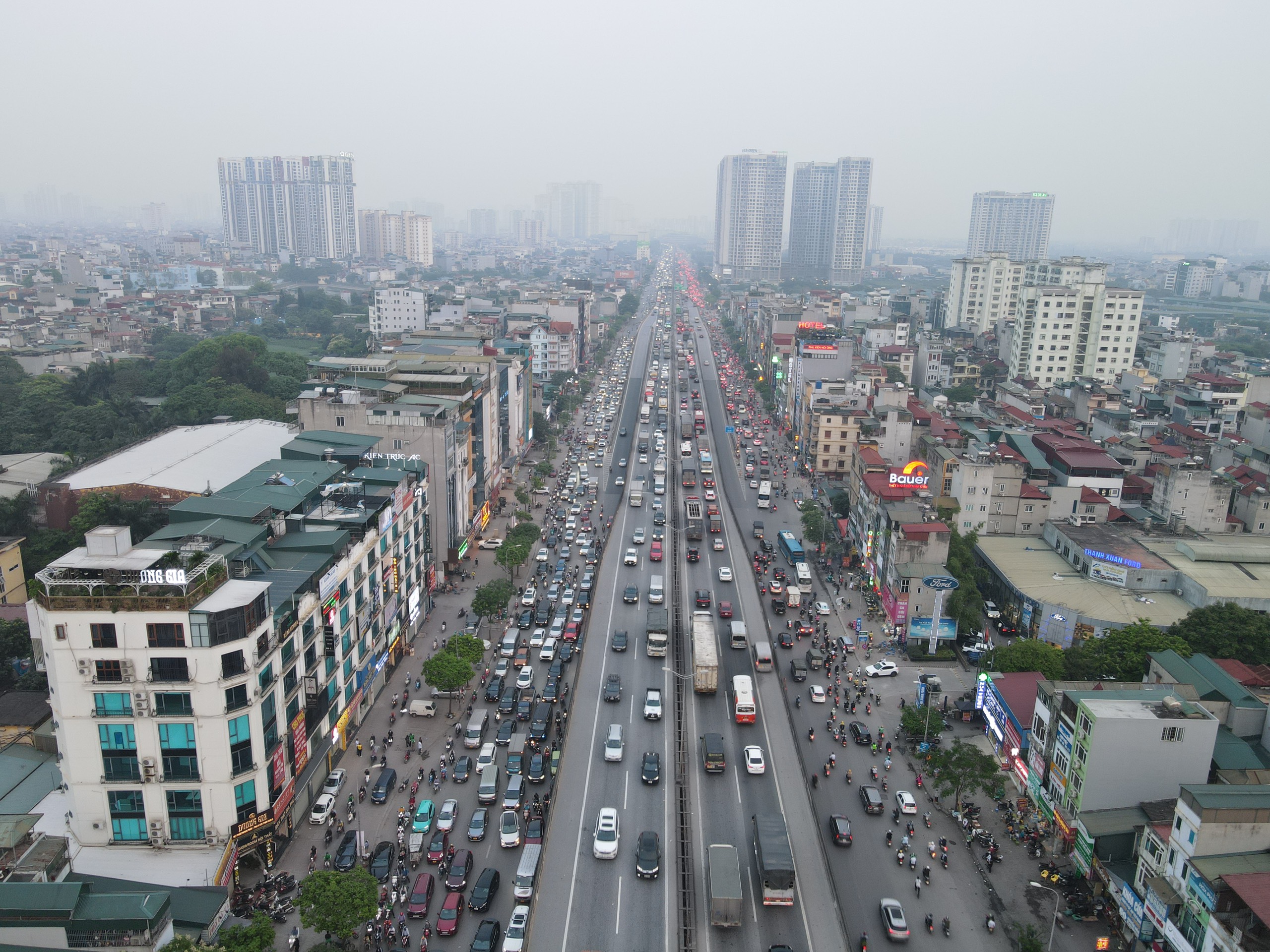 Cửa ng&otilde; H&agrave; Nội c&agrave;ng về tối c&agrave;ng ken đặc người v&agrave; xe trước kỳ nghỉ lễ 30/4- Ảnh 1.