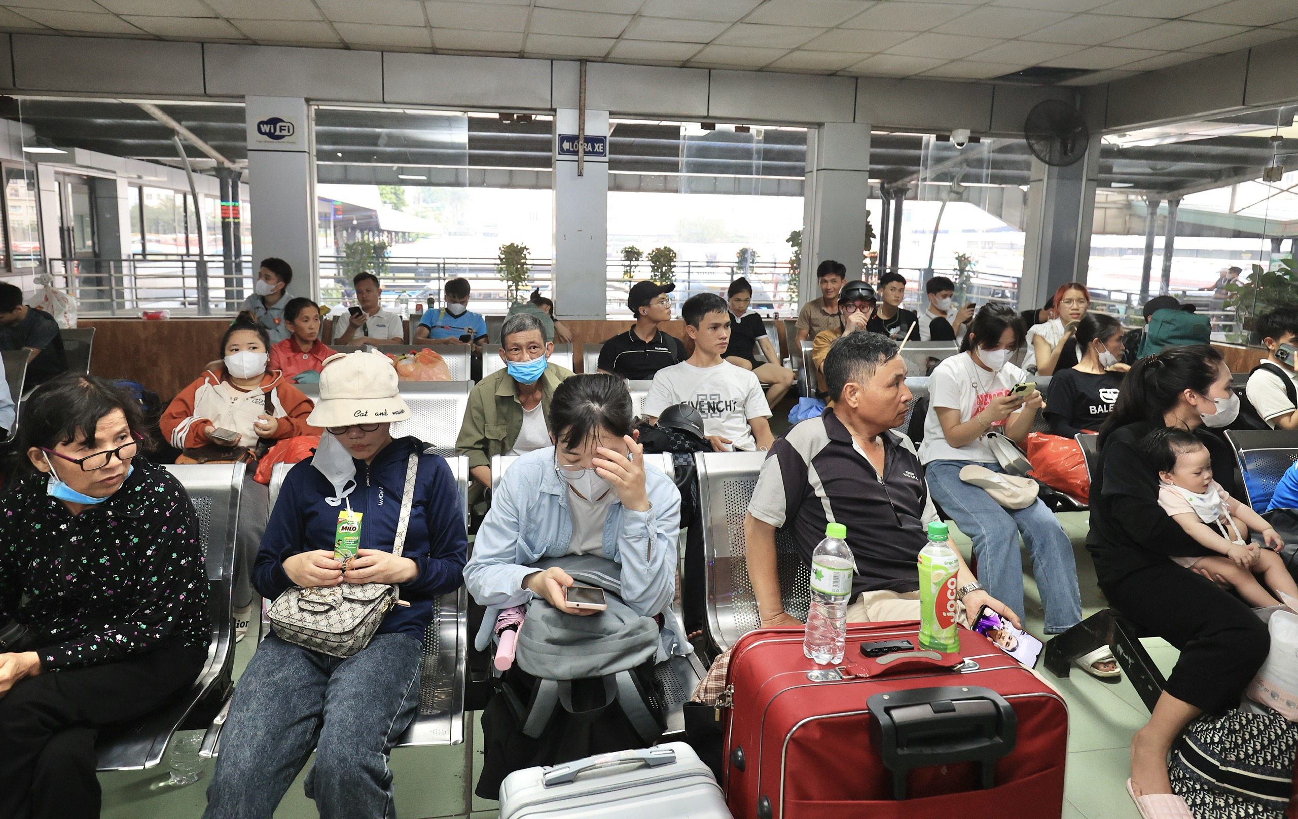Bến xe đ&ocirc;ng nghẹt trước kỳ nghỉ lễ 30/4 -1/5- Ảnh 11.