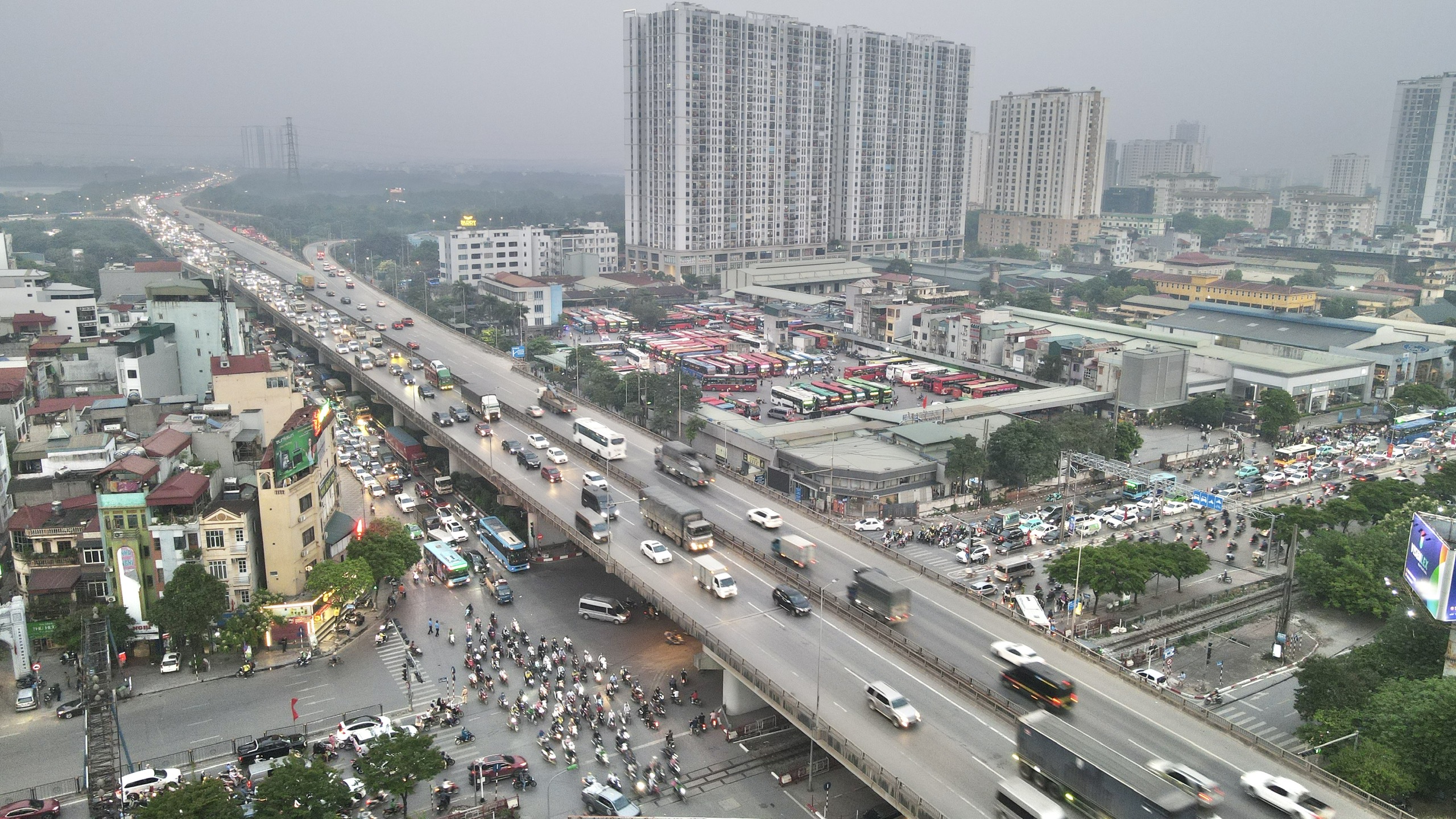 Cửa ng&otilde; H&agrave; Nội c&agrave;ng về tối c&agrave;ng ken đặc người v&agrave; xe trước kỳ nghỉ lễ 30/4- Ảnh 5.