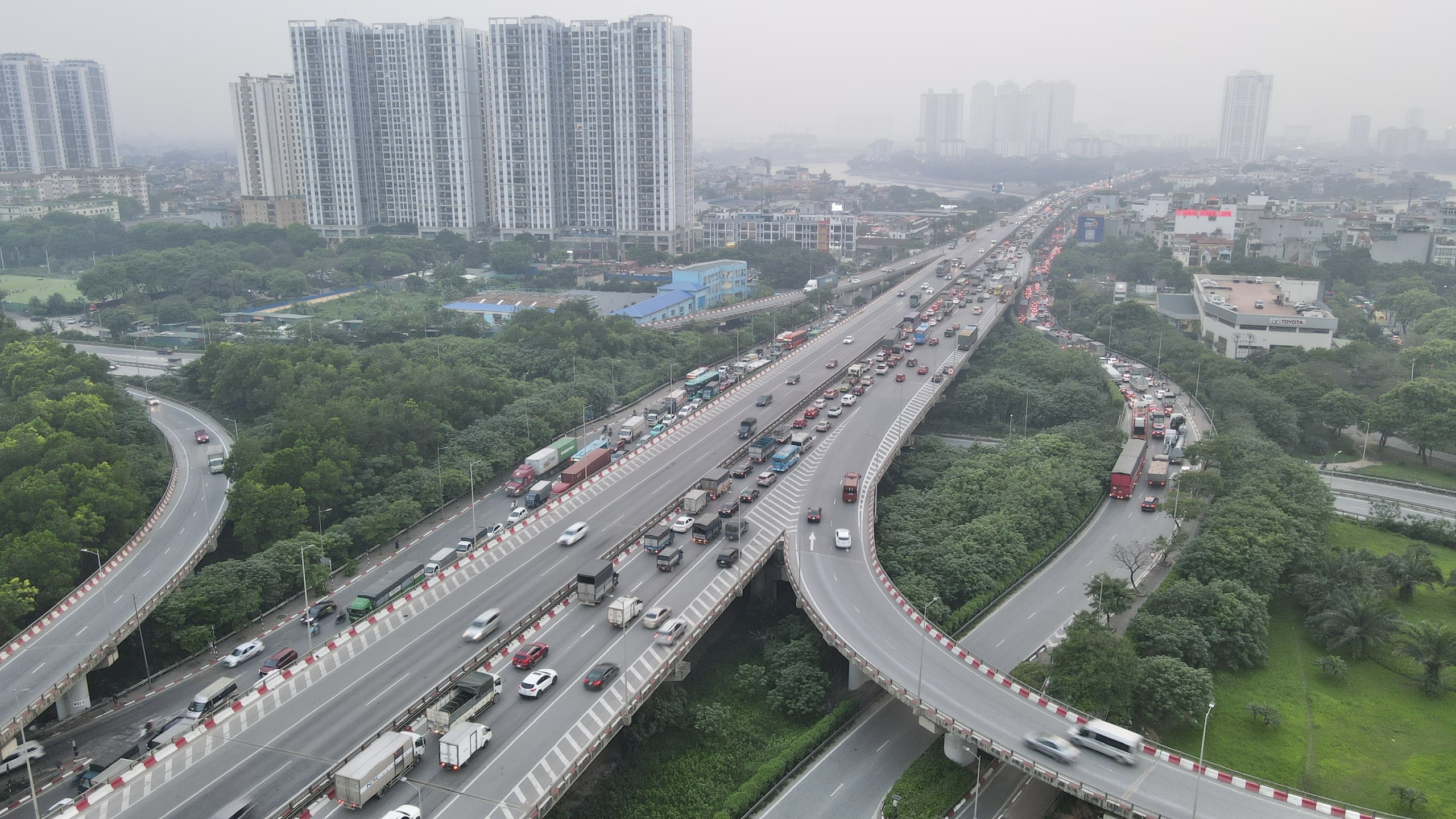 Cửa ng&otilde; H&agrave; Nội c&agrave;ng về tối c&agrave;ng ken đặc người v&agrave; xe trước kỳ nghỉ lễ 30/4- Ảnh 4.