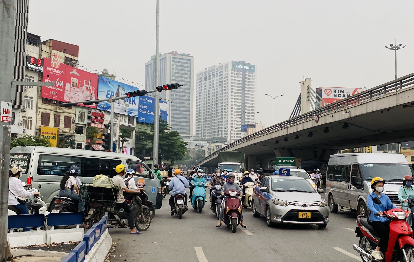 Xe m&aacute;y đua nhau đi ngược chiều, đ&aacute;nh cược t&iacute;nh mạng với tử thần- Ảnh 12.