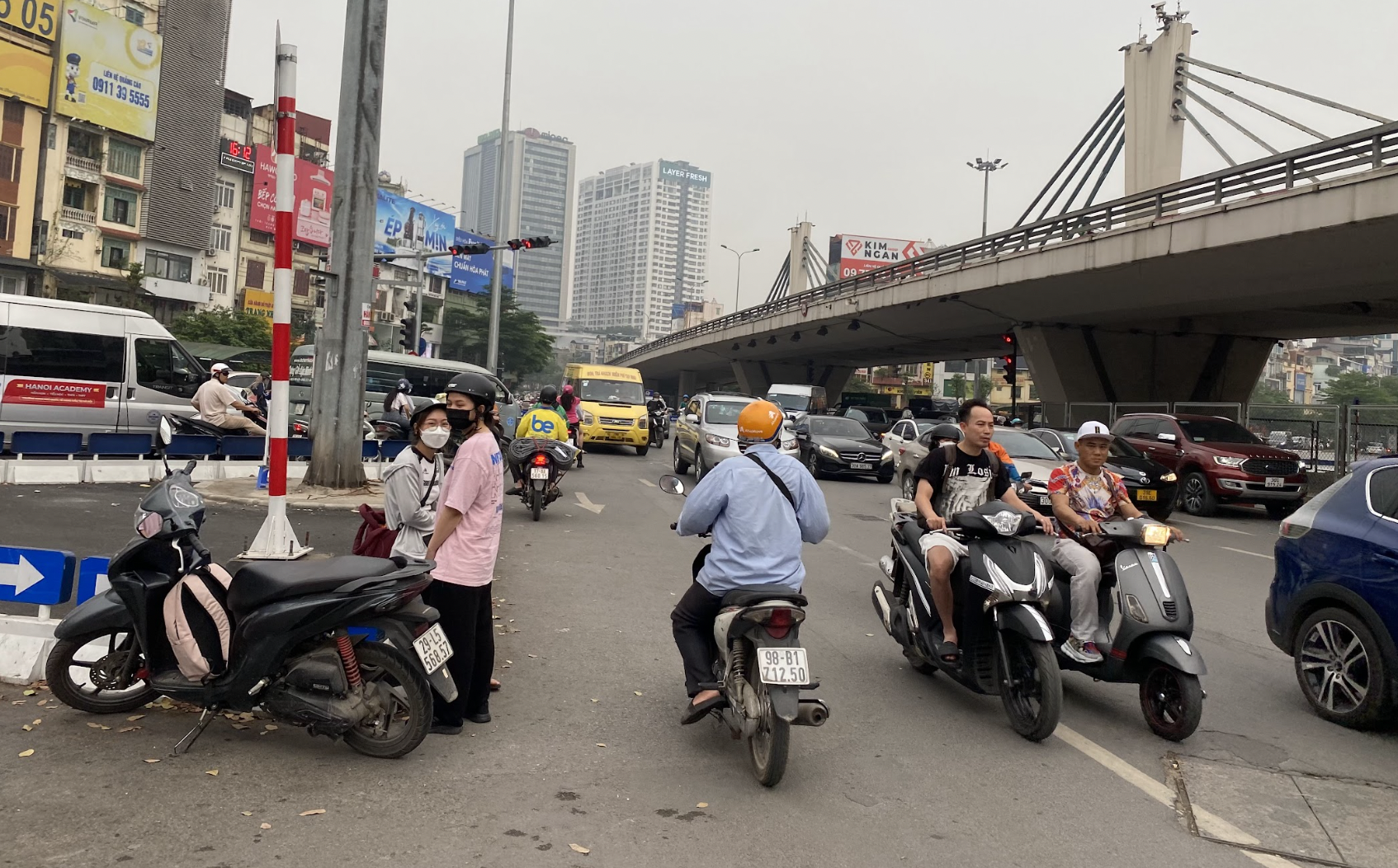 Xe m&aacute;y đua nhau đi ngược chiều, đ&aacute;nh cược t&iacute;nh mạng với tử thần- Ảnh 7.