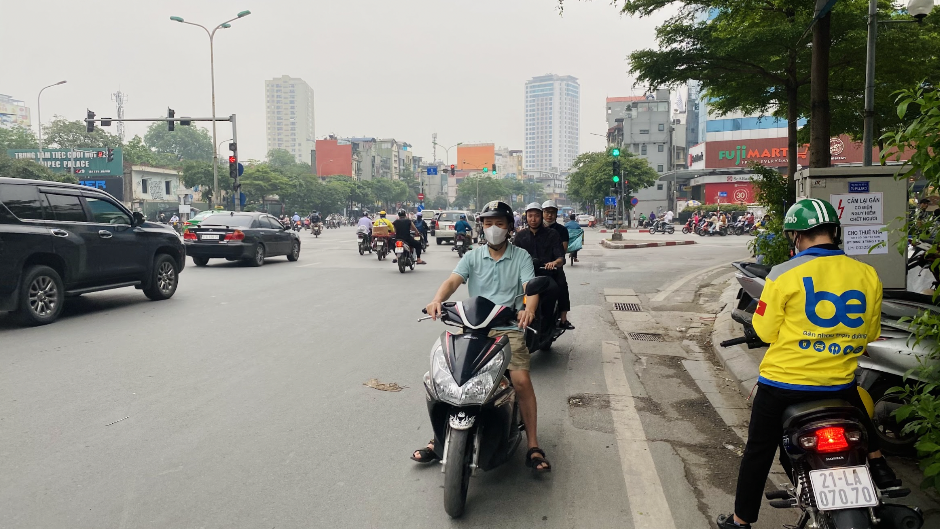 Xe m&aacute;y đua nhau đi ngược chiều, đ&aacute;nh cược t&iacute;nh mạng với tử thần- Ảnh 5.