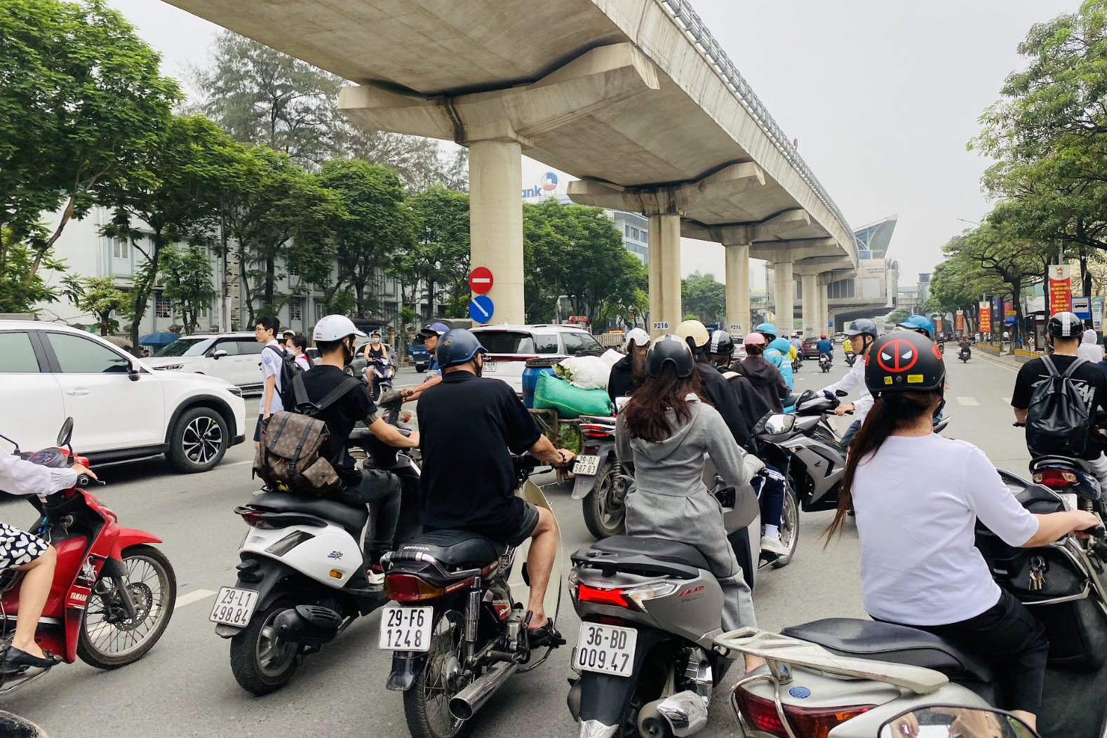 Xe m&aacute;y đua nhau đi ngược chiều, đ&aacute;nh cược t&iacute;nh mạng với tử thần- Ảnh 17.