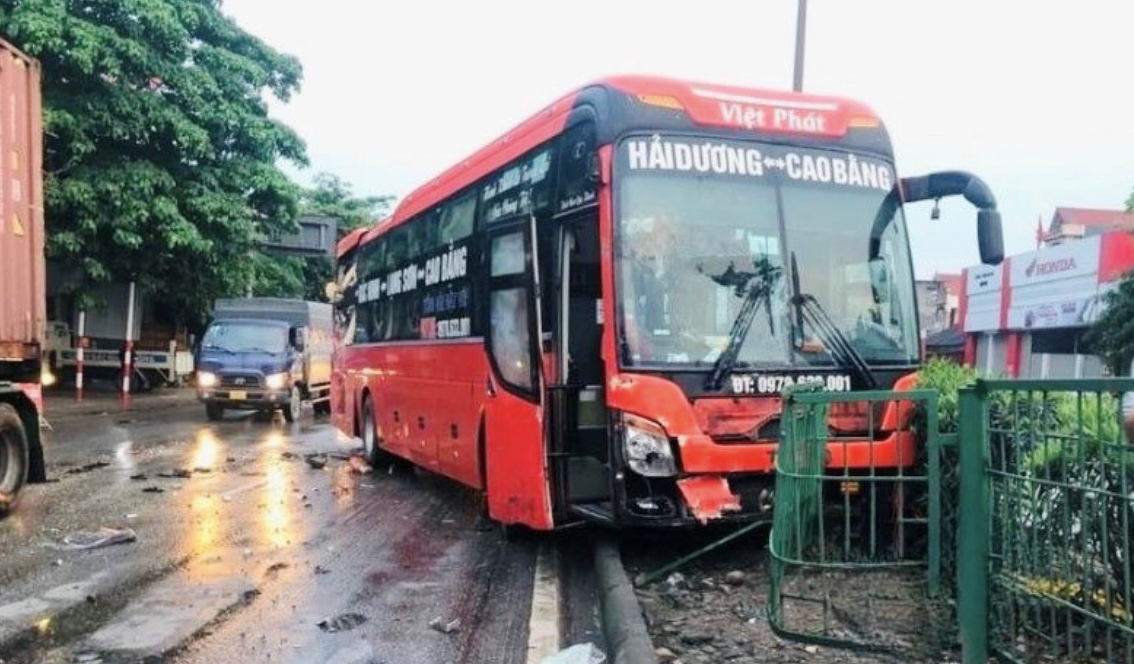 TNGT giữa hai xe kh&aacute;ch tr&ecirc;n quốc lộ 5: Một xe hết hạn kiểm định- Ảnh 1.