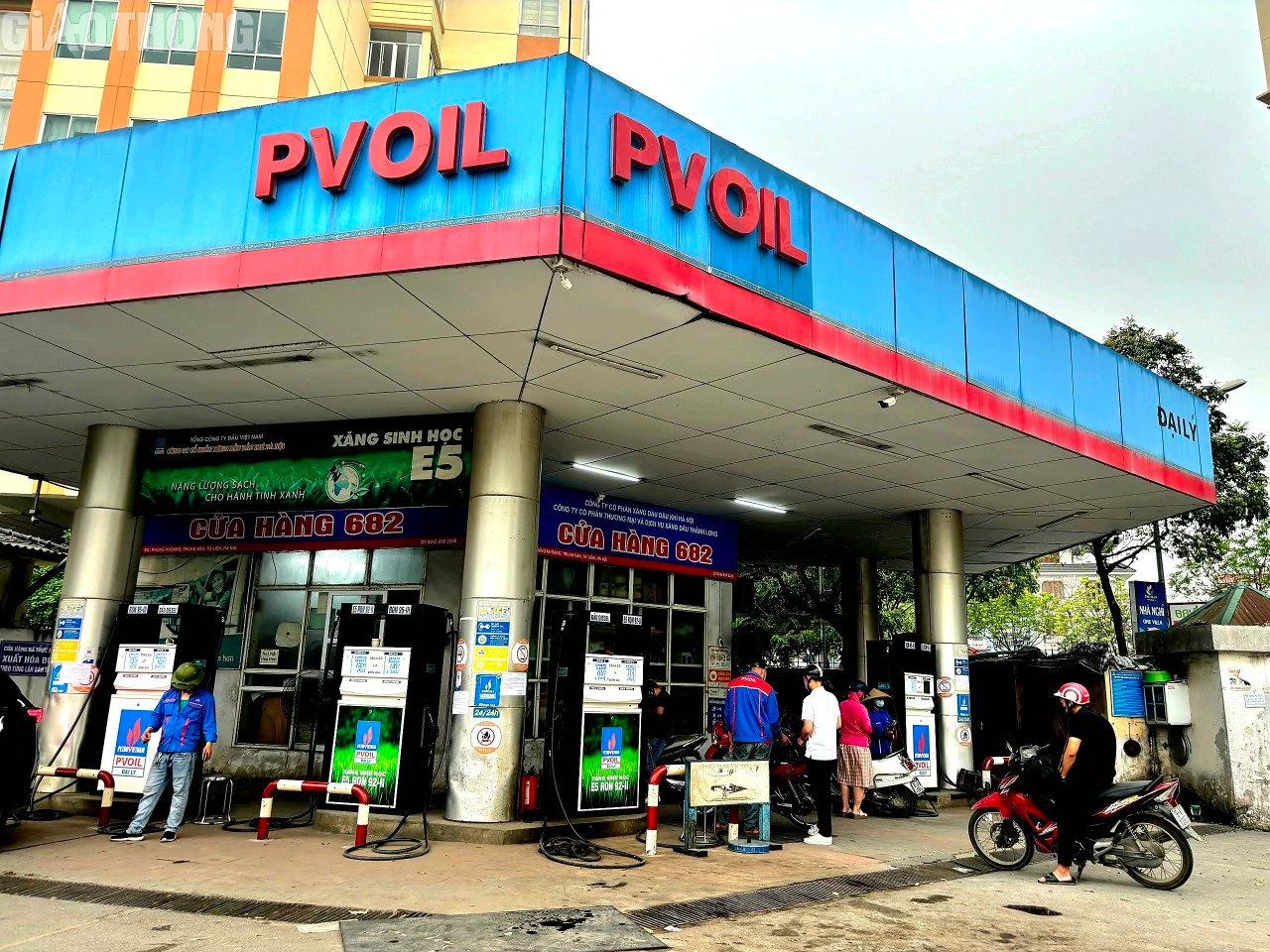 Ra chợ mua b&oacute; rau cũng chuyển khoản, v&igrave; sao c&acirc;y xăng chỉ muốn nhận tiền mặt?- Ảnh 3.