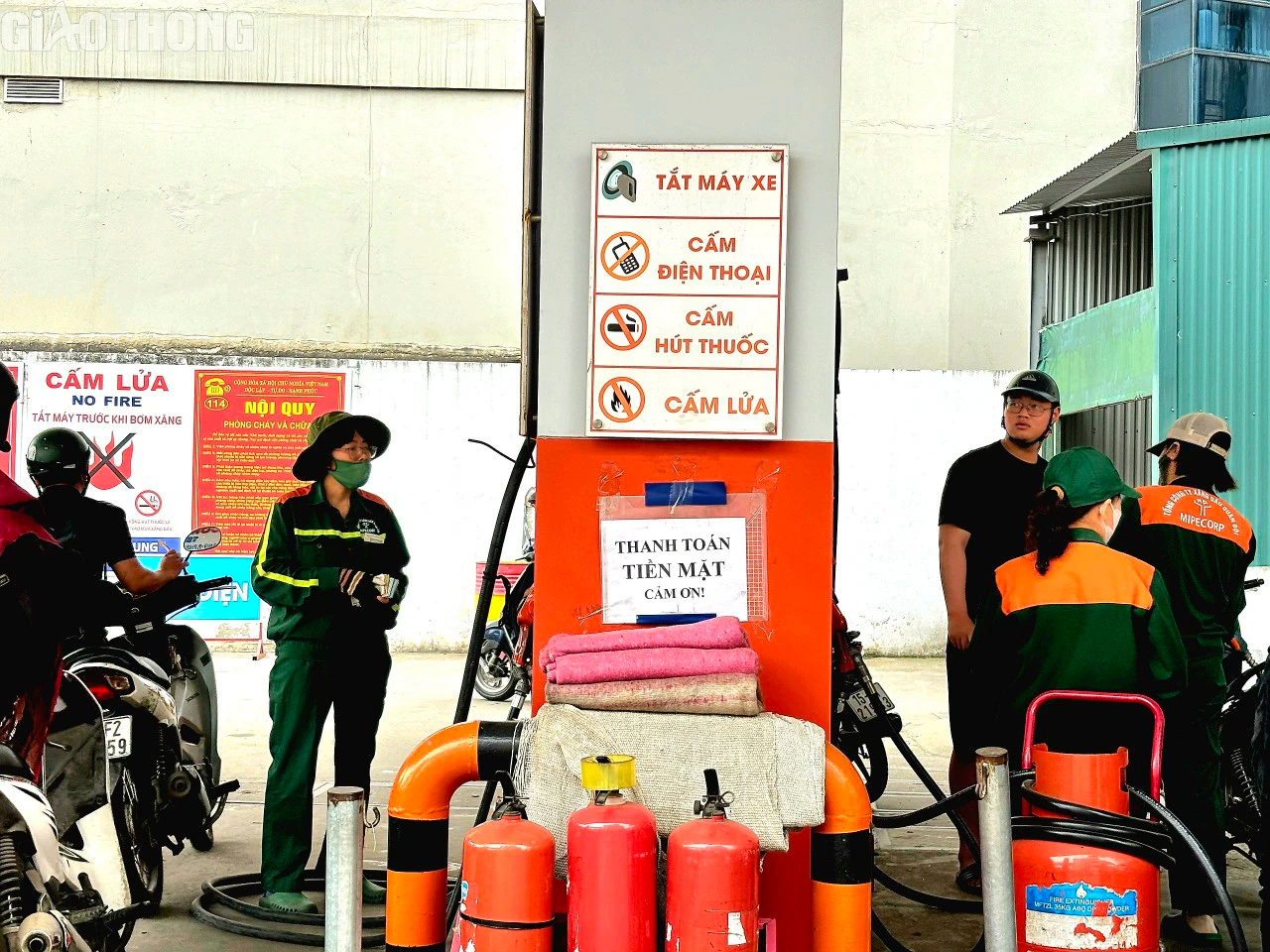 Ra chợ mua b&oacute; rau cũng chuyển khoản, v&igrave; sao c&acirc;y xăng chỉ muốn nhận tiền mặt?- Ảnh 4.