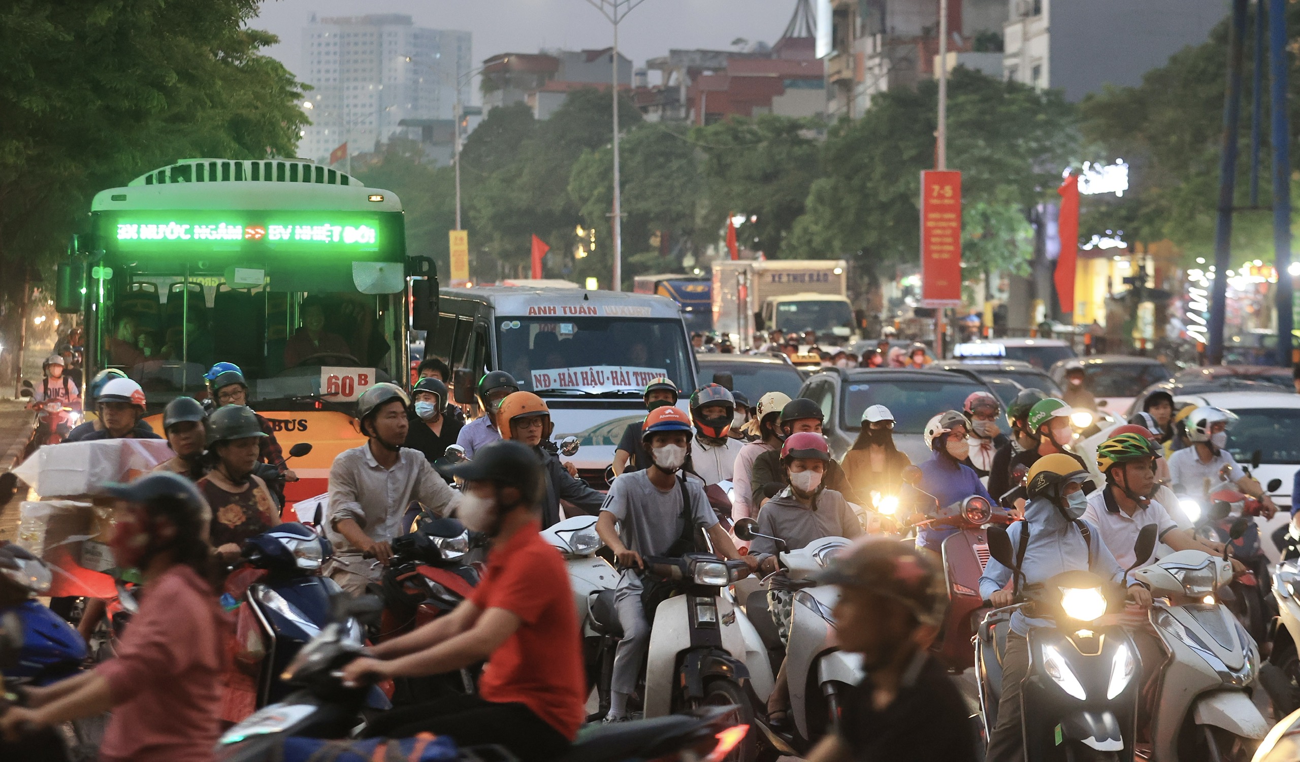 Cửa ng&otilde; H&agrave; Nội c&agrave;ng về tối c&agrave;ng ken đặc người v&agrave; xe trước kỳ nghỉ lễ 30/4- Ảnh 9.