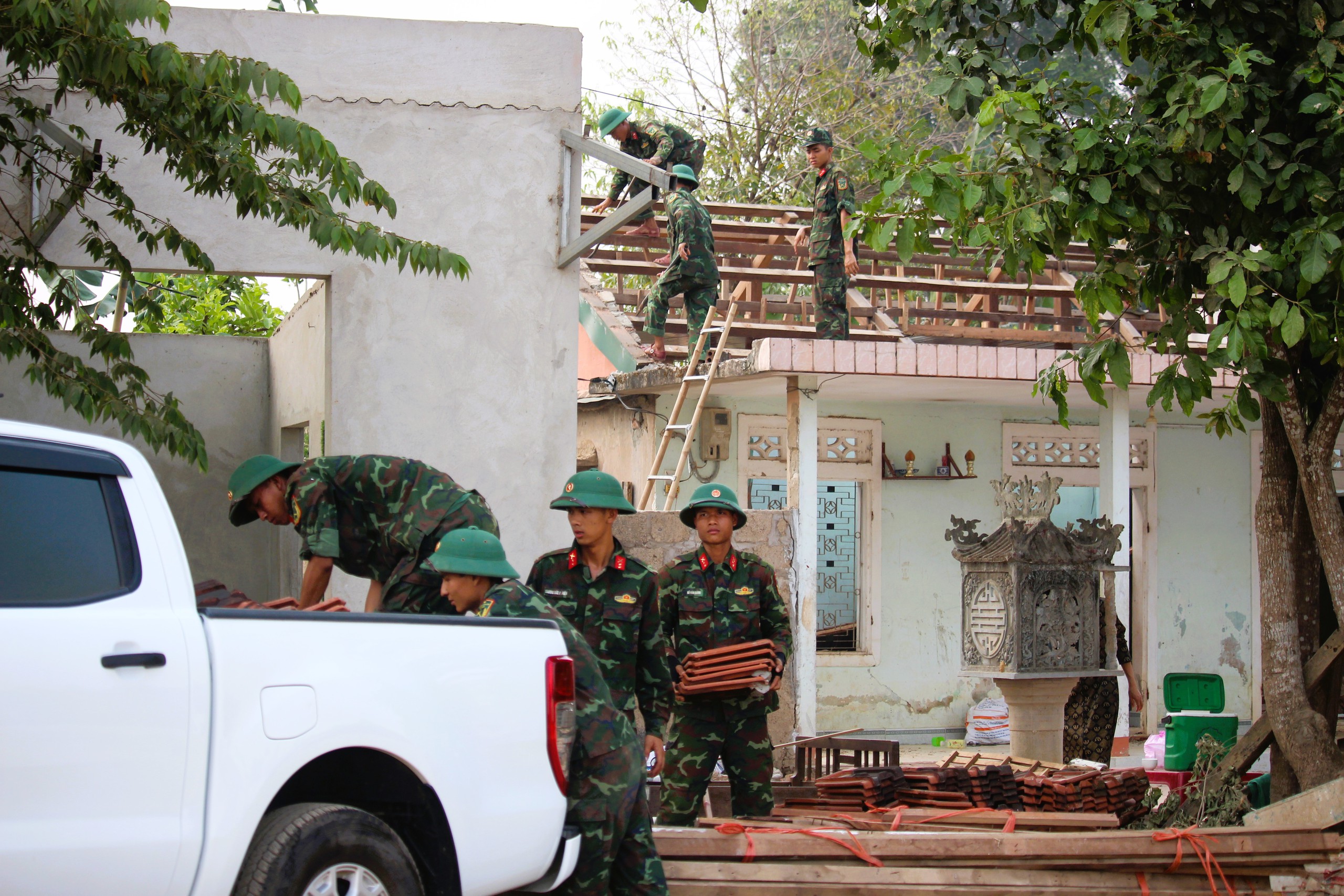 Bộ đội gi&uacute;p d&acirc;n th&aacute;o dỡ nh&agrave;, gấp r&uacute;t giao mặt bằng cao tốc Vạn Ninh - Cam Lộ- Ảnh 3.