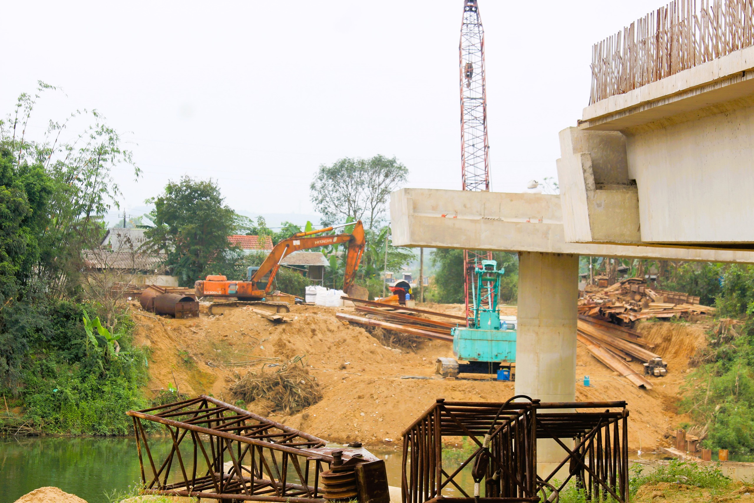 Bộ đội gi&uacute;p d&acirc;n th&aacute;o dỡ nh&agrave;, gấp r&uacute;t giao mặt bằng cao tốc Vạn Ninh - Cam Lộ- Ảnh 4.