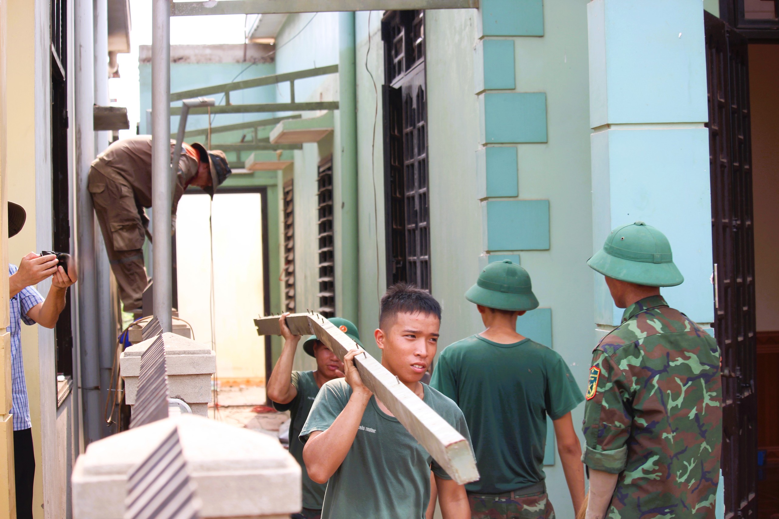 Bộ đội gi&uacute;p d&acirc;n th&aacute;o dỡ nh&agrave;, gấp r&uacute;t giao mặt bằng cao tốc Vạn Ninh - Cam Lộ- Ảnh 6.