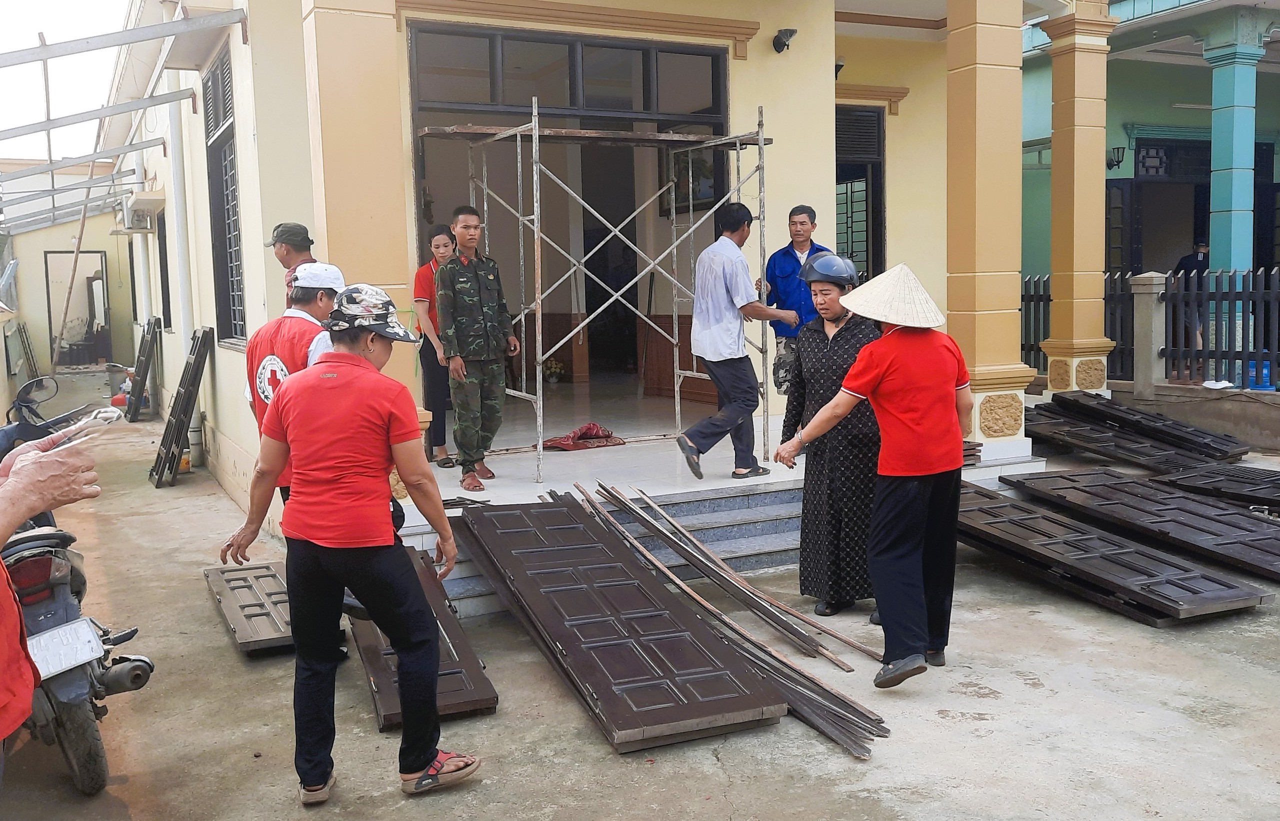 Bộ đội gi&uacute;p d&acirc;n th&aacute;o dỡ nh&agrave;, gấp r&uacute;t giao mặt bằng cao tốc Vạn Ninh - Cam Lộ- Ảnh 8.