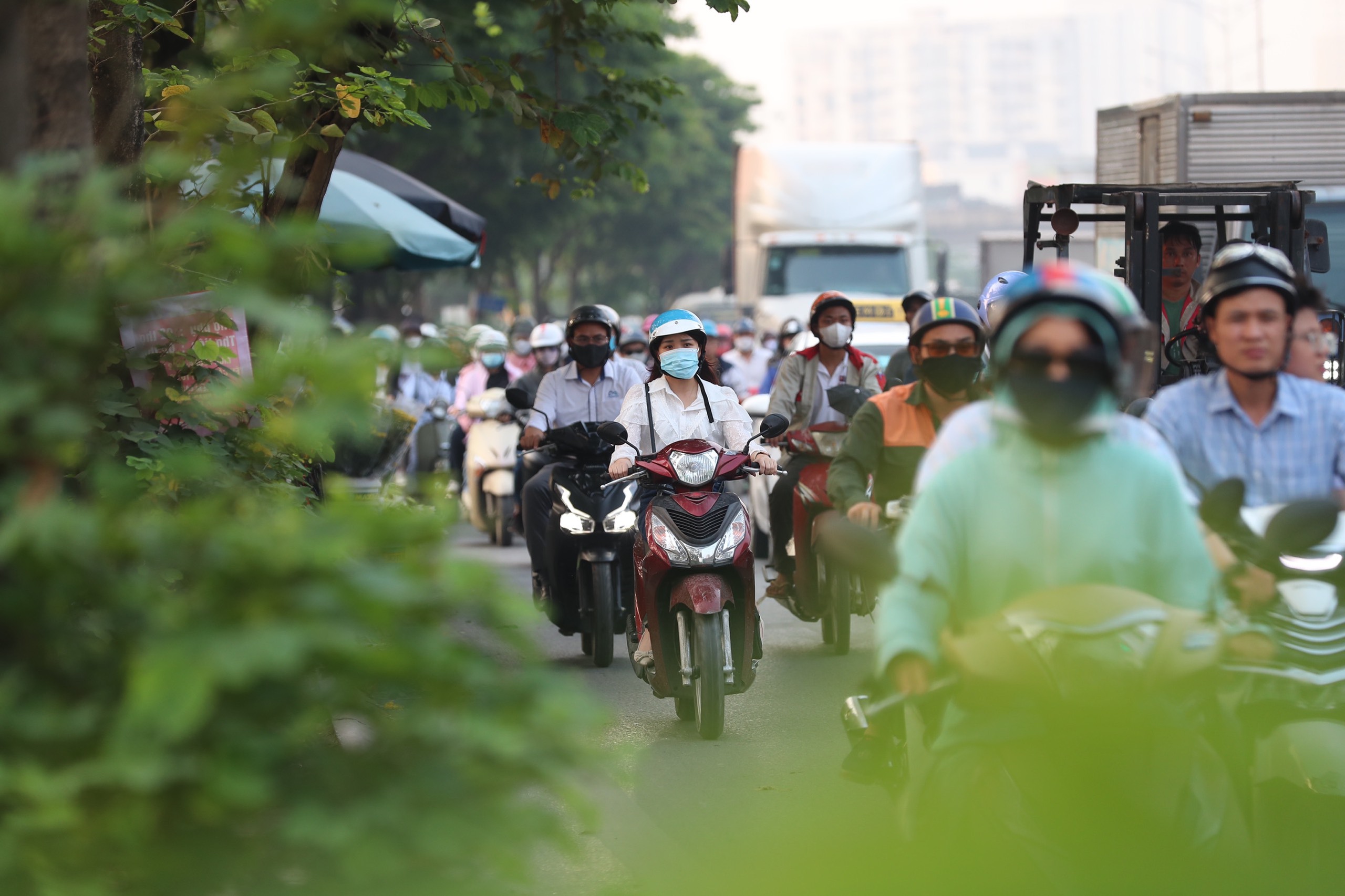 Cửa ng&otilde; H&agrave; Nội c&agrave;ng về tối c&agrave;ng ken đặc người v&agrave; xe trước kỳ nghỉ lễ 30/4- Ảnh 2.