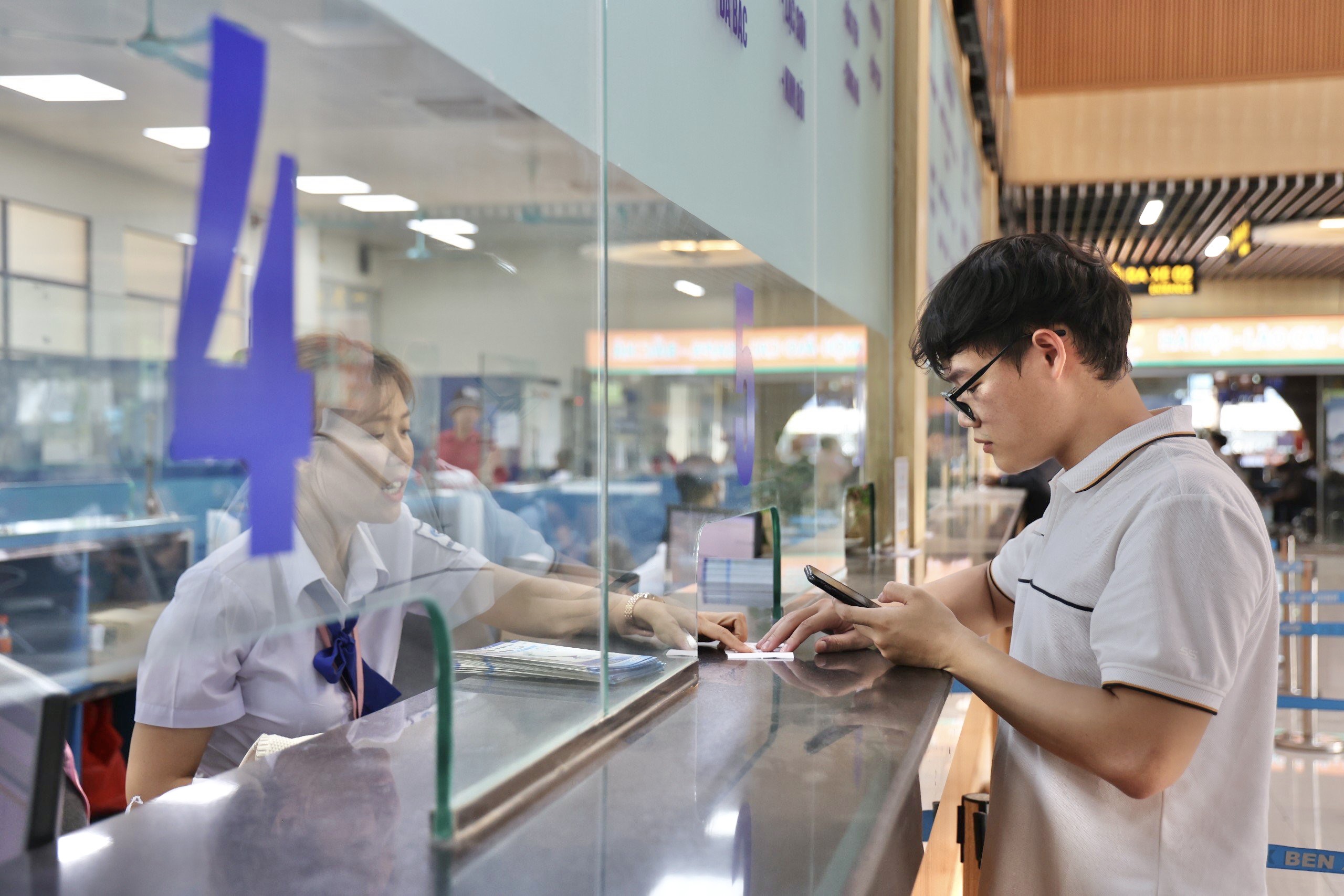 Bến xe đ&ocirc;ng nghẹt trước kỳ nghỉ lễ 30/4 -1/5- Ảnh 14.