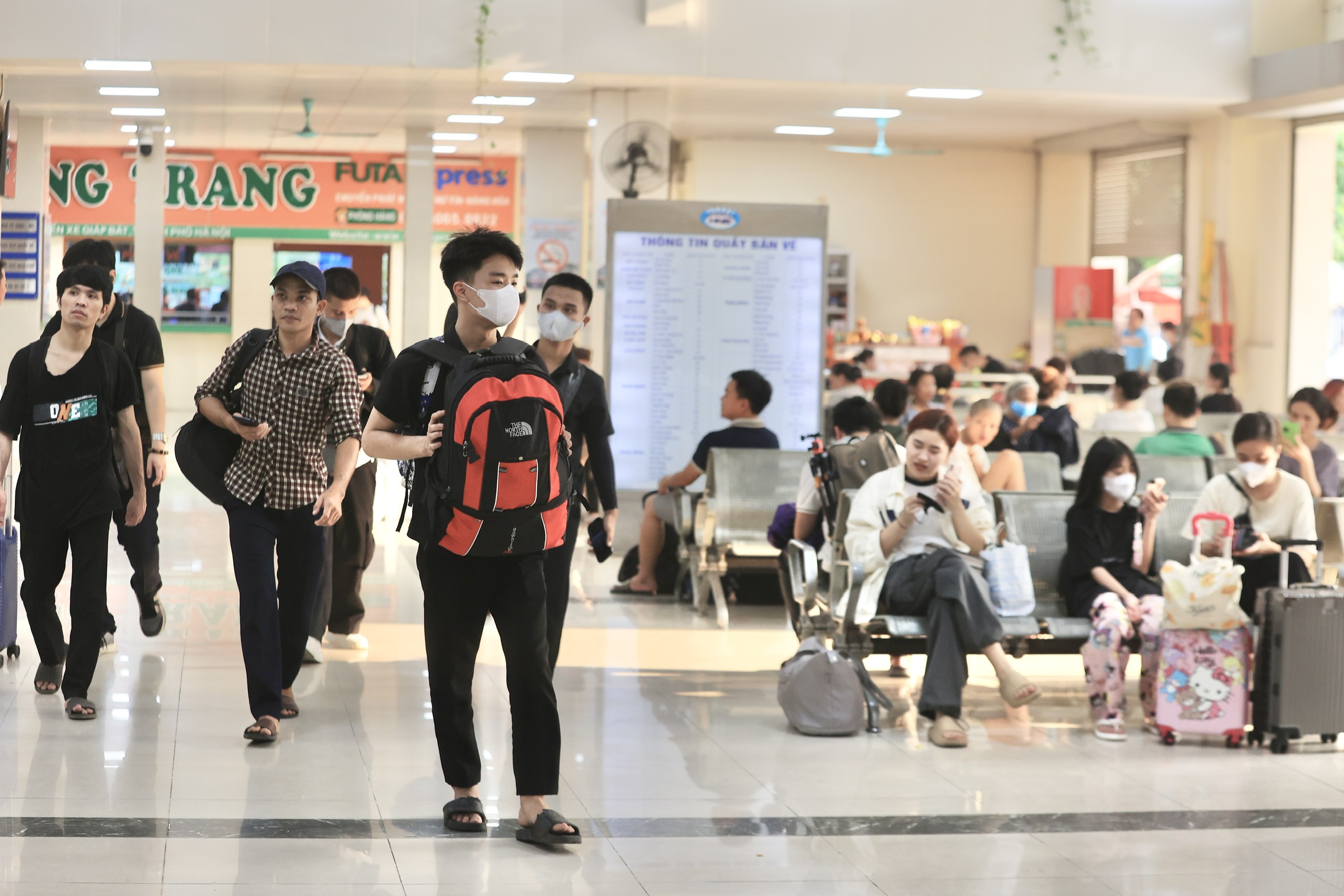 Bến xe đ&ocirc;ng nghẹt trước kỳ nghỉ lễ 30/4 -1/5- Ảnh 5.