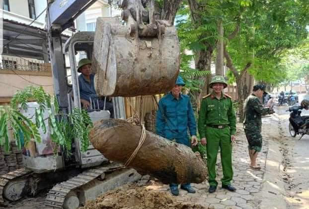 T&aacute; hỏa ph&aacute;t hiện quả bom khi đ&agrave;o mương nước ở trung t&acirc;m TP Vinh- Ảnh 1.