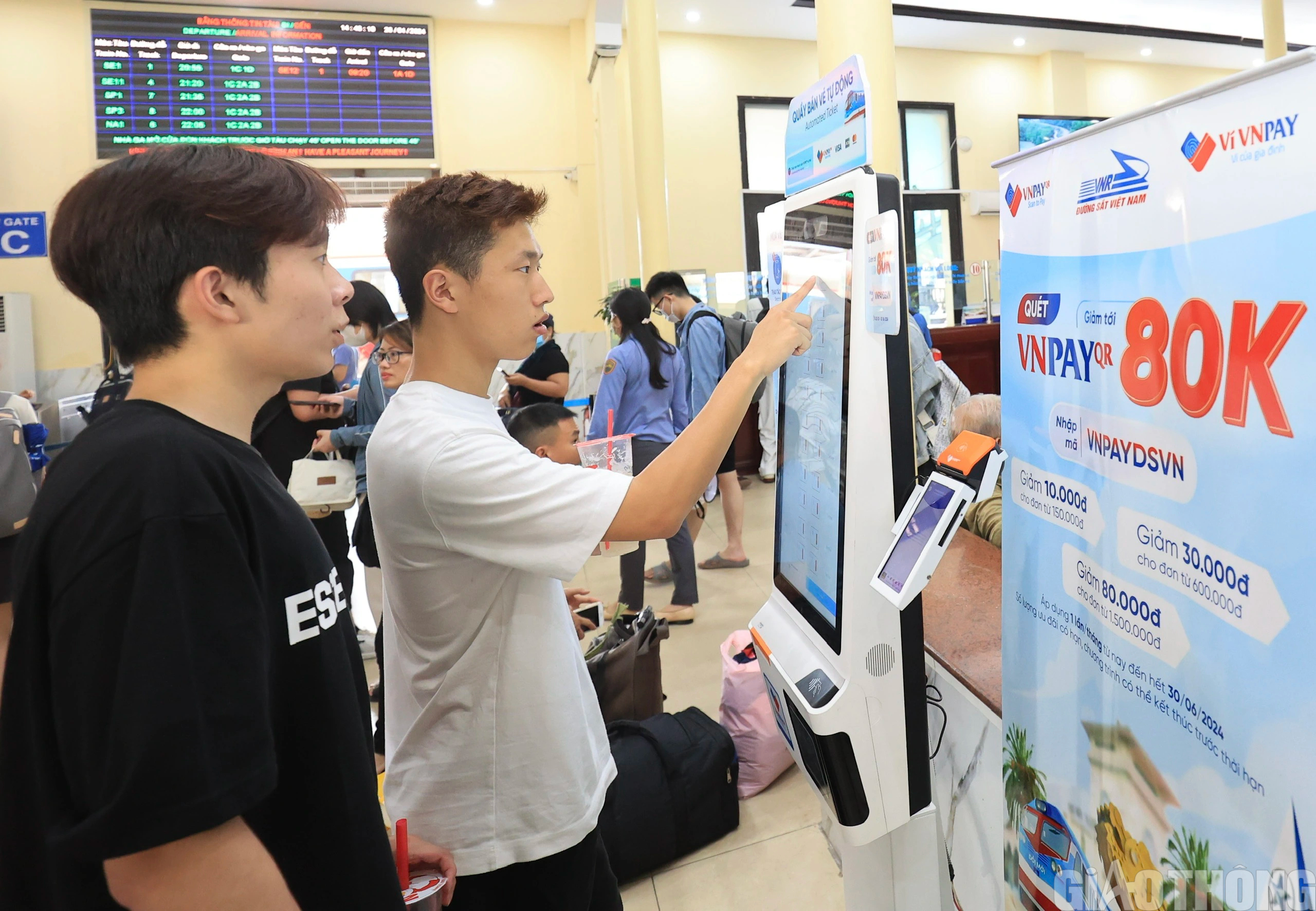 Người d&acirc;n nườm nượp đổ về ga H&agrave; Nội, bắt đầu kỳ nghỉ lễ 30/4 - 1/5- Ảnh 4.