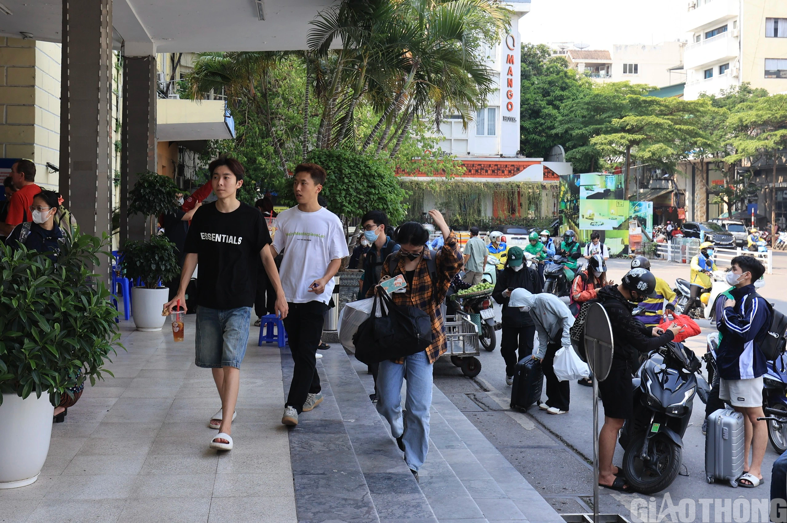 Người d&acirc;n nườm nượp đổ về ga H&agrave; Nội, bắt đầu kỳ nghỉ lễ 30/4 - 1/5- Ảnh 2.