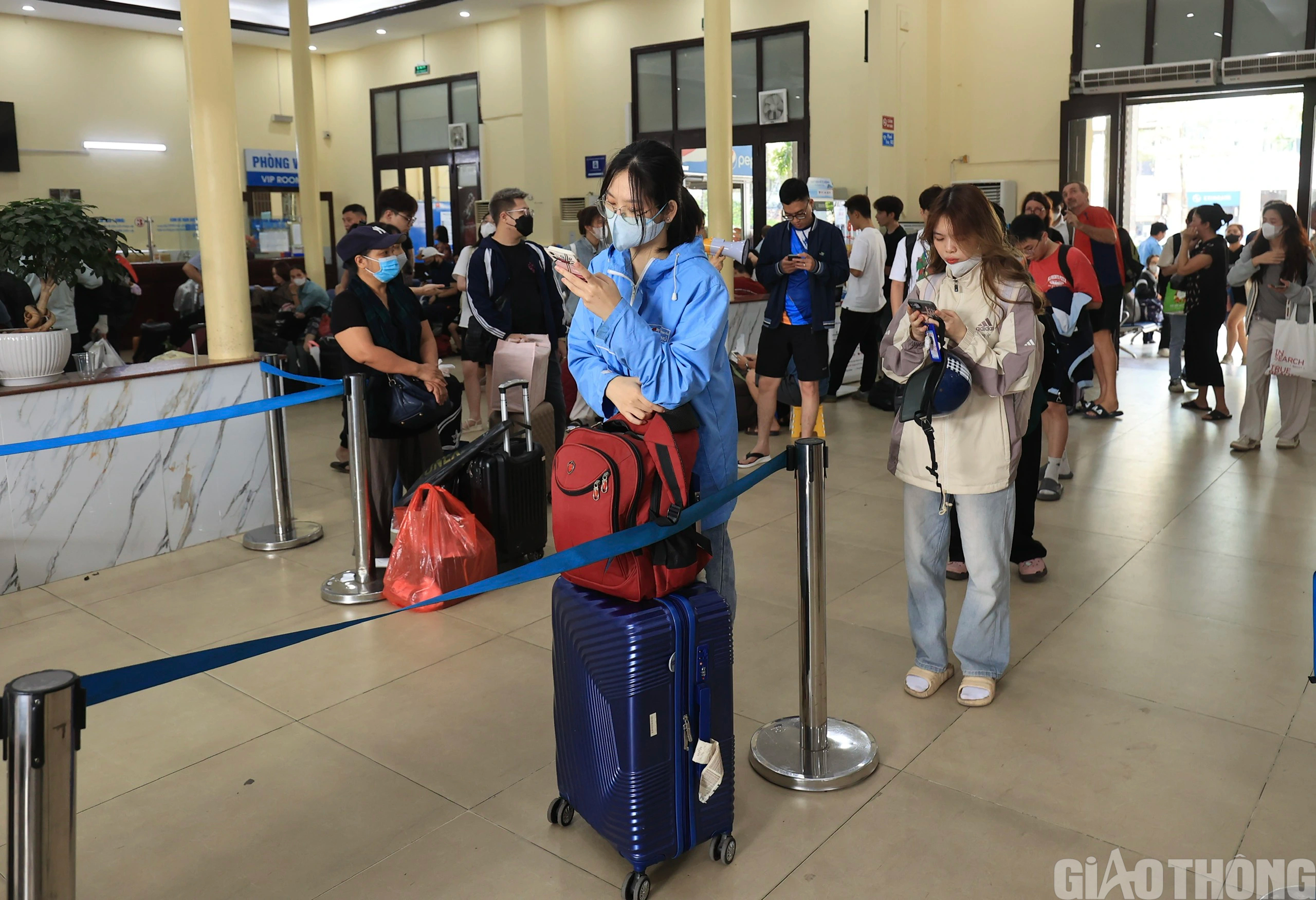 Người d&acirc;n nườm nượp đổ về ga H&agrave; Nội, bắt đầu kỳ nghỉ lễ 30/4 - 1/5- Ảnh 3.