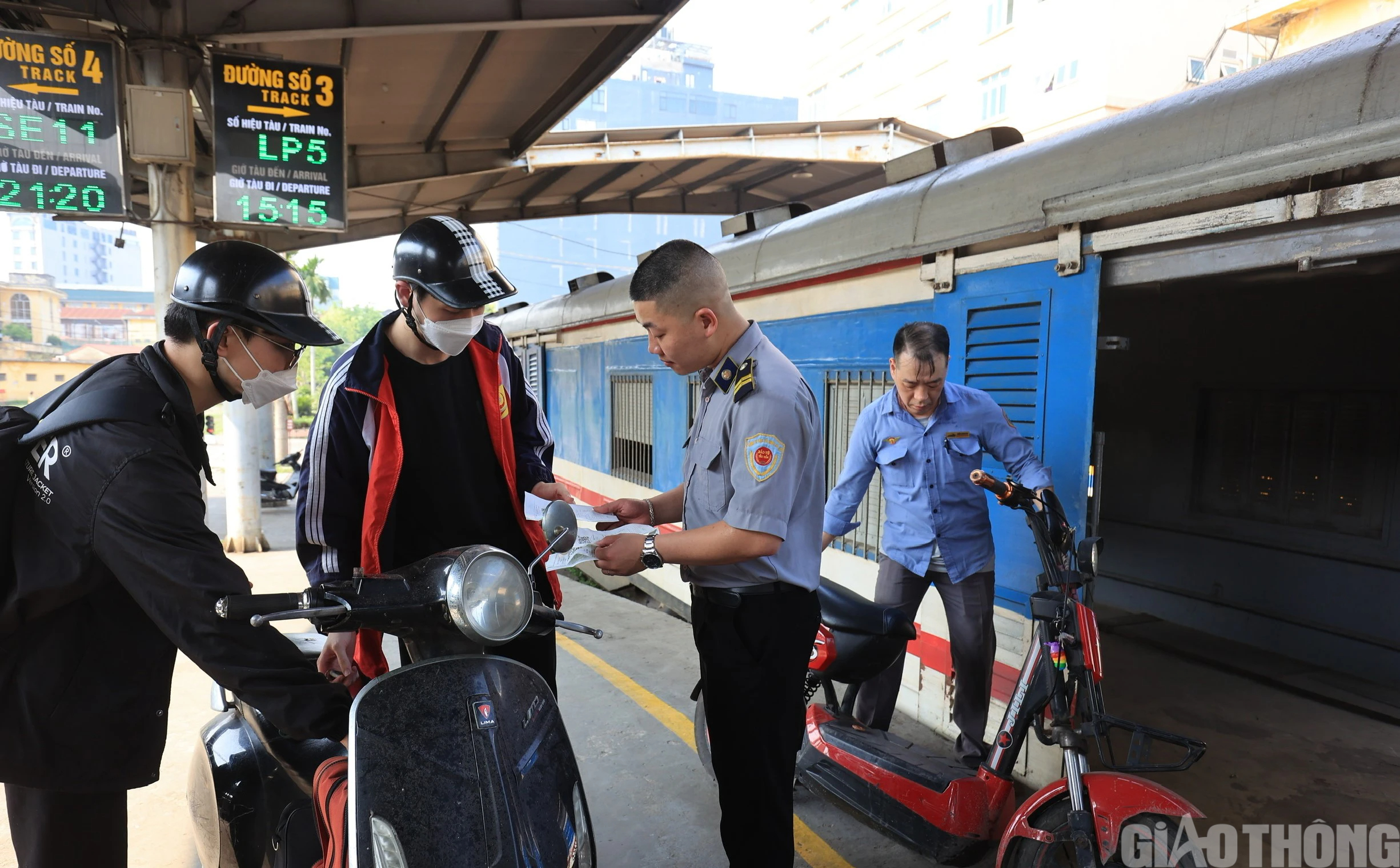 Người d&acirc;n nườm nượp đổ về ga H&agrave; Nội, bắt đầu kỳ nghỉ lễ 30/4 - 1/5- Ảnh 11.