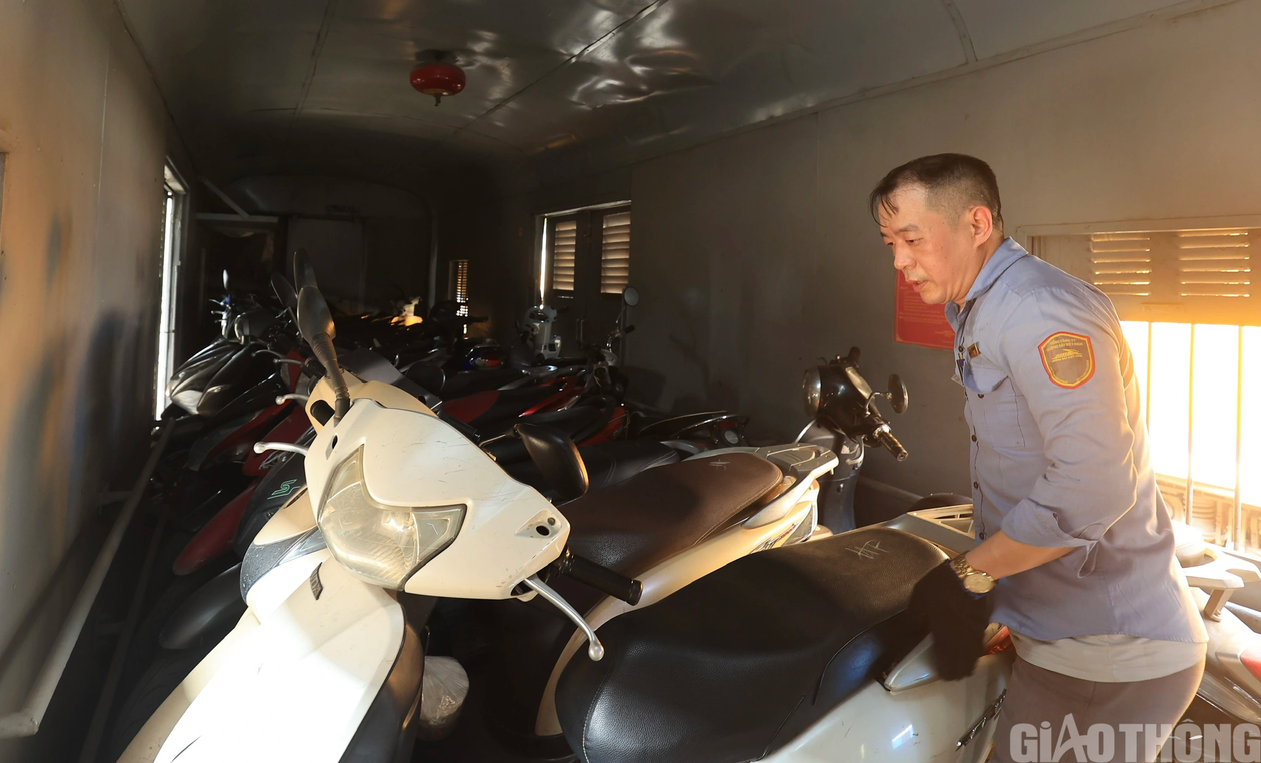 Người d&acirc;n nườm nượp đổ về ga H&agrave; Nội, bắt đầu kỳ nghỉ lễ 30/4 - 1/5- Ảnh 12.