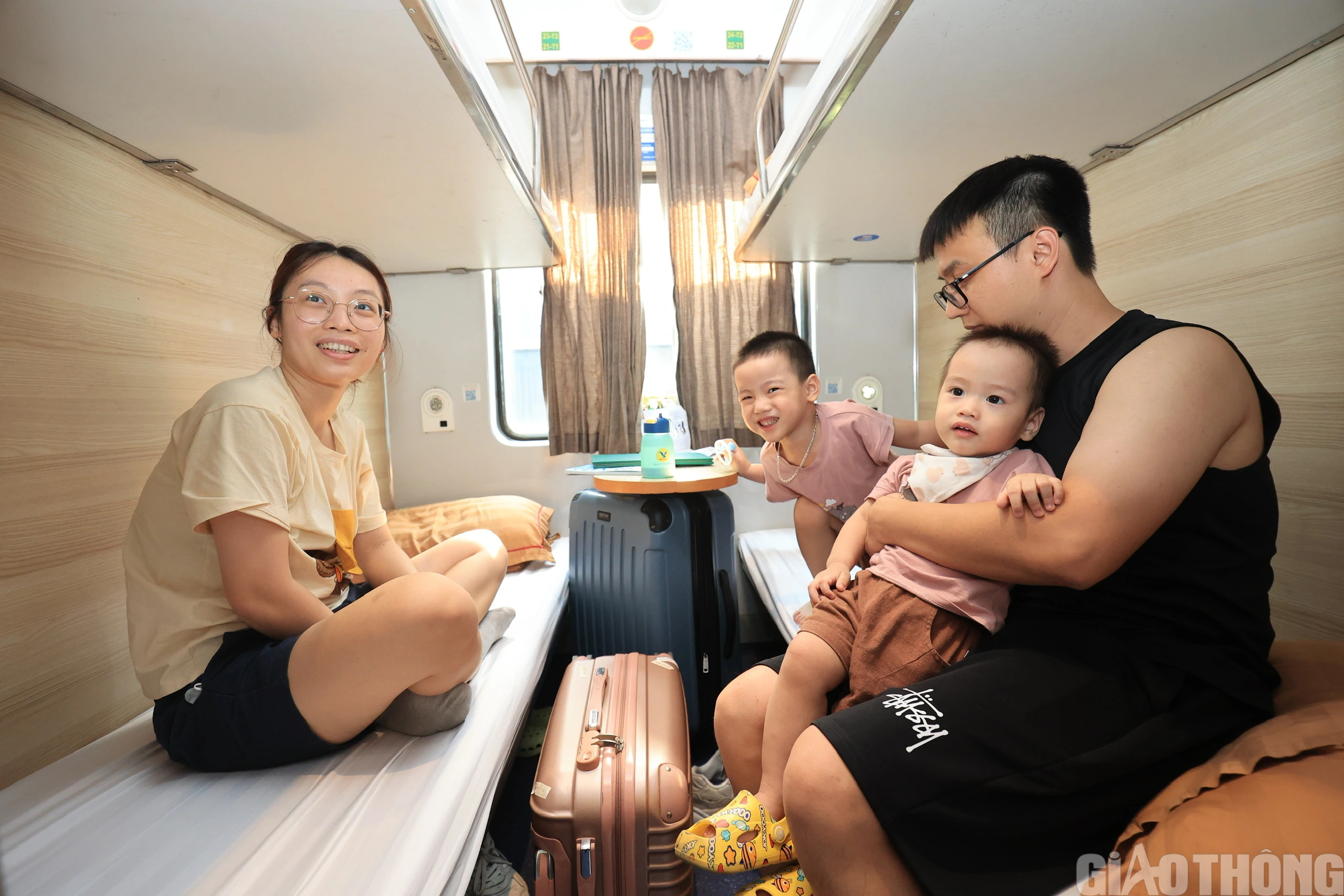 Người d&acirc;n nườm nượp đổ về ga H&agrave; Nội, bắt đầu kỳ nghỉ lễ 30/4 - 1/5- Ảnh 14.