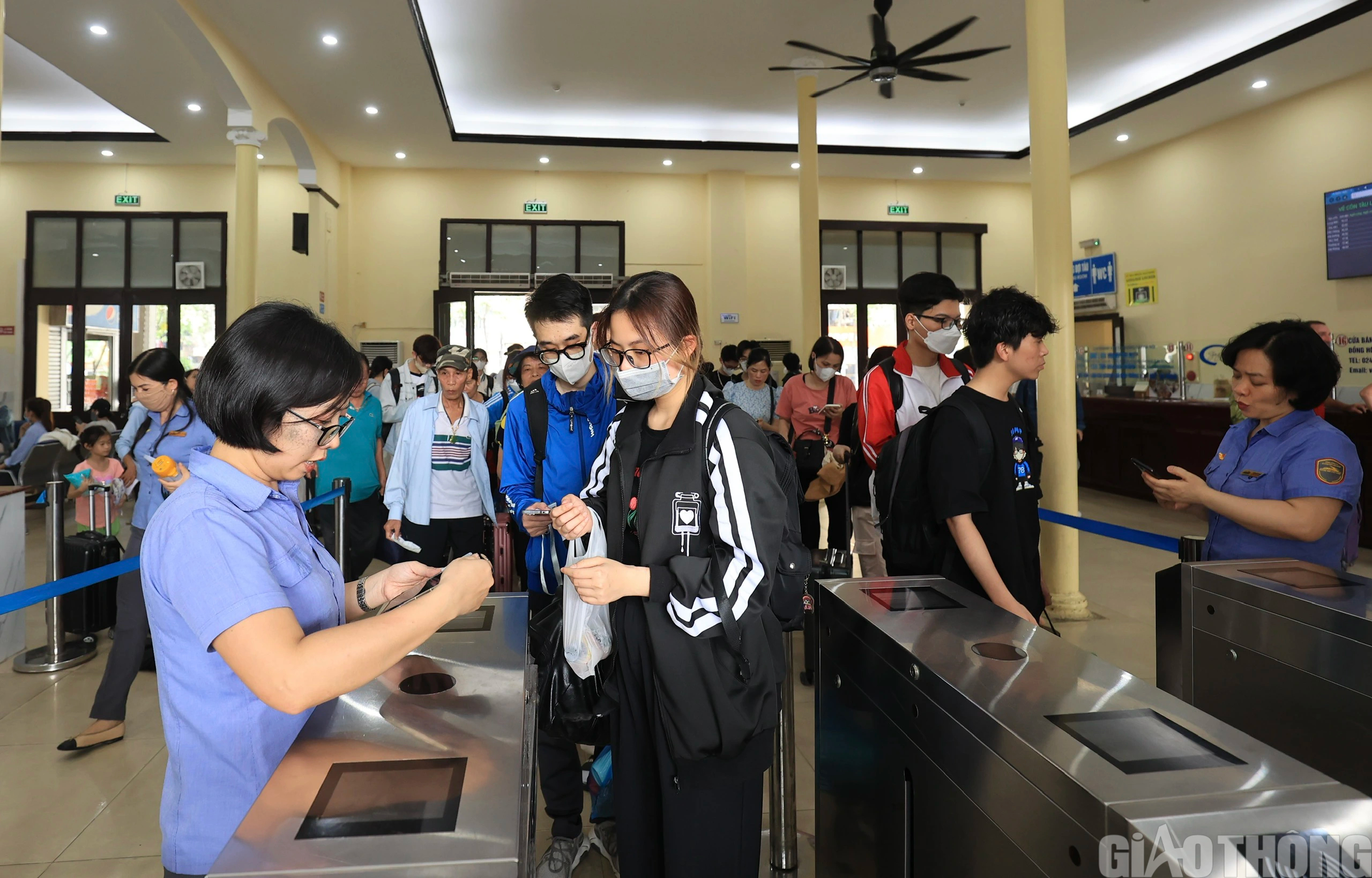 Người d&acirc;n nườm nượp đổ về ga H&agrave; Nội, bắt đầu kỳ nghỉ lễ 30/4 - 1/5- Ảnh 7.