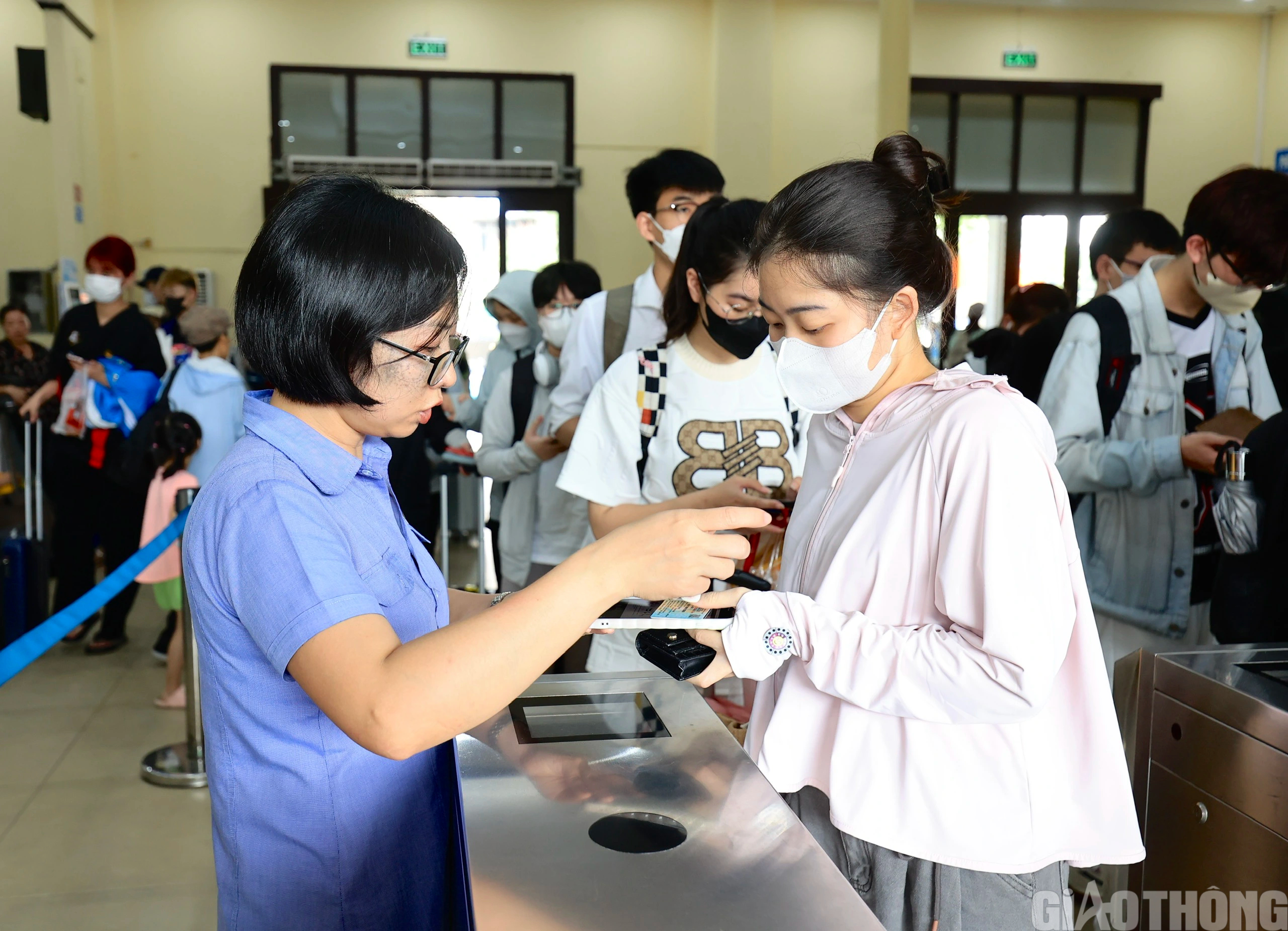 Người d&acirc;n nườm nượp đổ về ga H&agrave; Nội, bắt đầu kỳ nghỉ lễ 30/4 - 1/5- Ảnh 6.