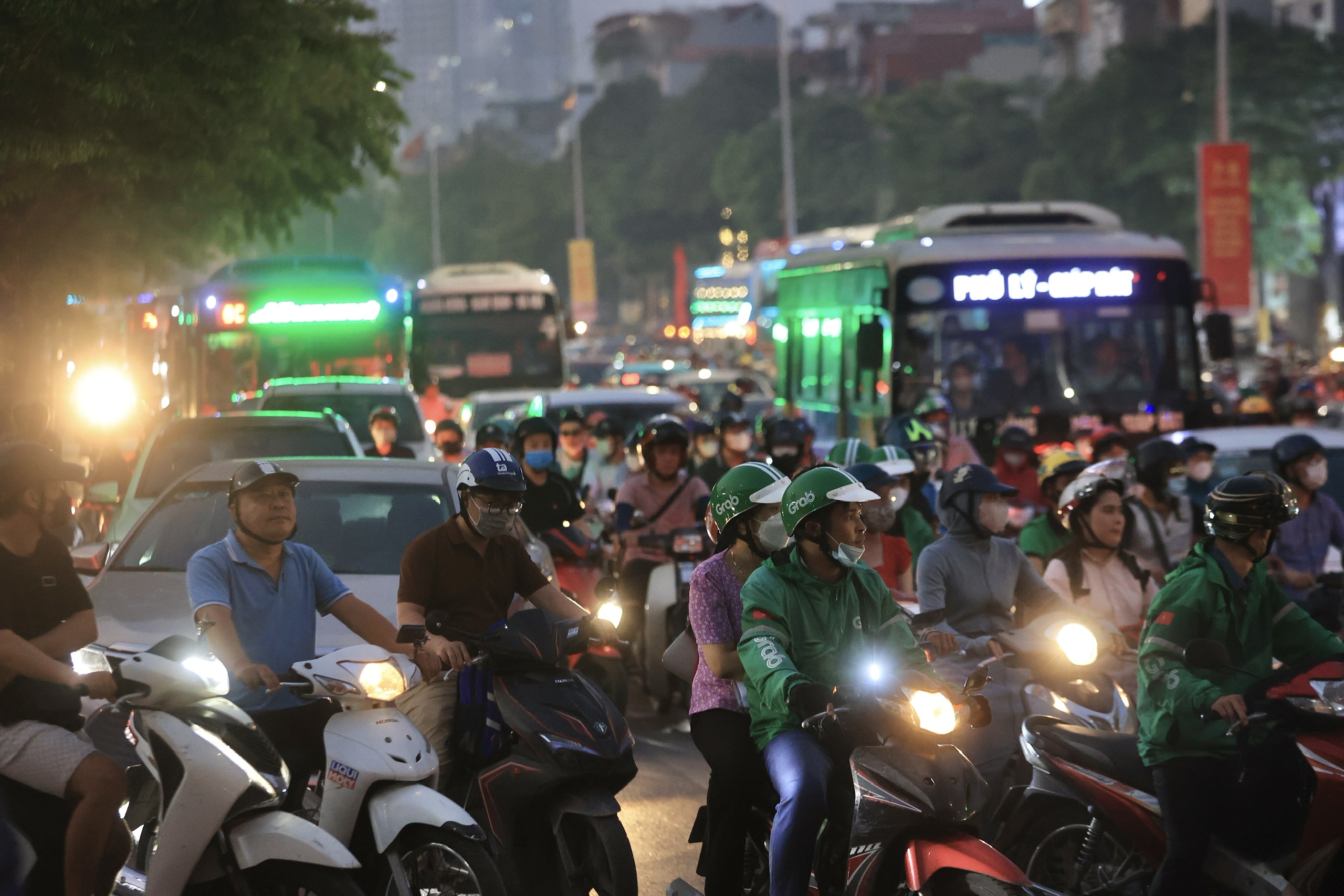 Cửa ng&otilde; H&agrave; Nội c&agrave;ng về tối c&agrave;ng ken đặc người v&agrave; xe trước kỳ nghỉ lễ 30/4- Ảnh 8.