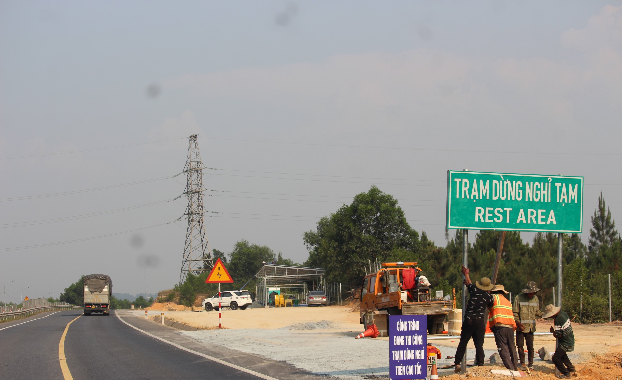T&agrave;i xế thuận tiện ra v&agrave;o trạm dừng nghỉ tại cao tốc Cam Lộ - La Sơn- Ảnh 6.