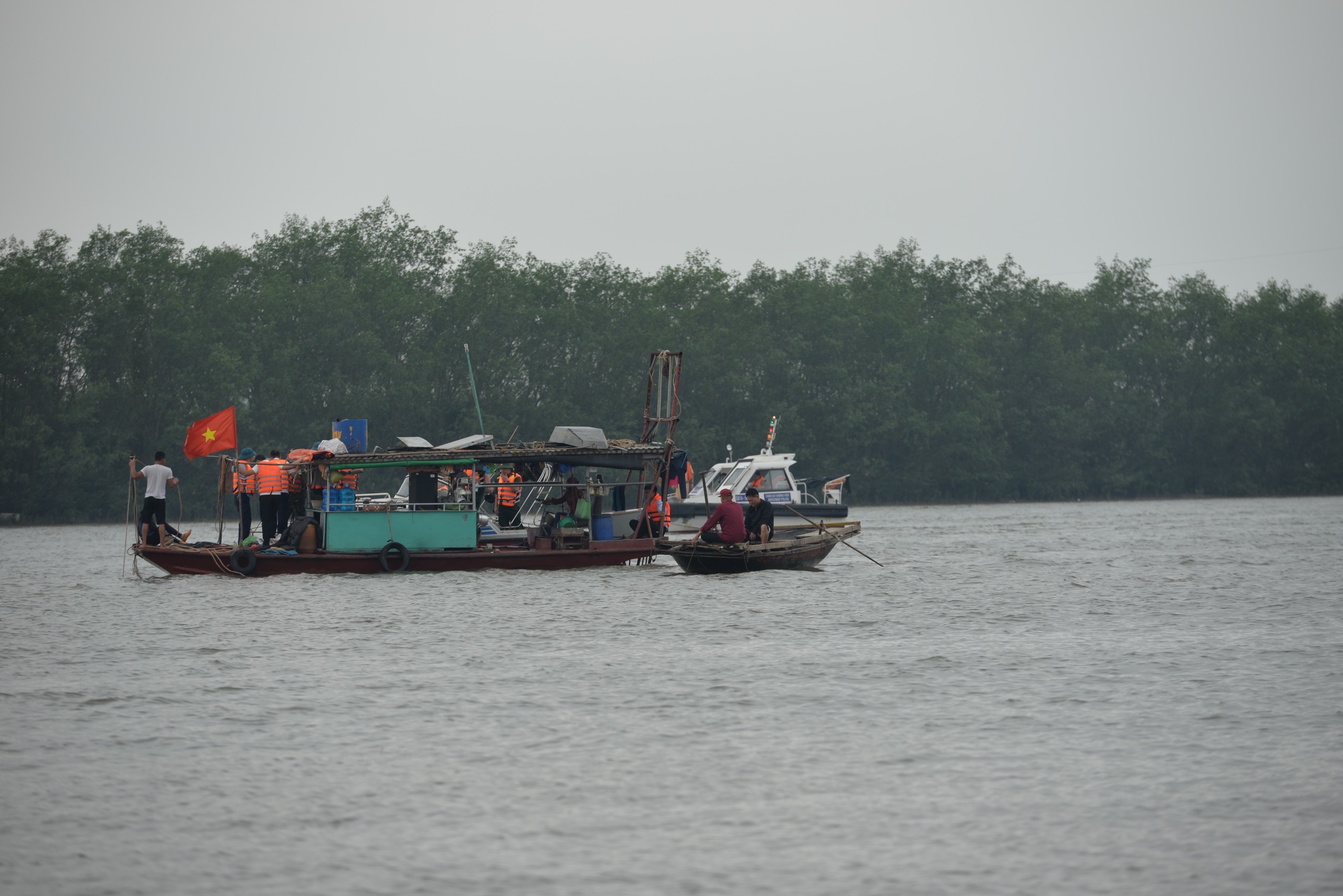 Tìm thấy nạn nhân thứ 3 trong vụ lật đò làm 4 người mất tích ở Quảng Ninh- Ảnh 1. Tìm thấy nạn nhân thứ 3 trong vụ lật đò làm 4 người mất tích ở Quảng Ninh- Ảnh 1.