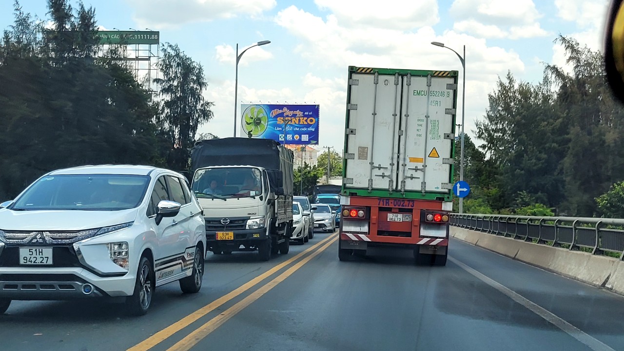 Cầu Rạch Miễu &ugrave;n ứ nghi&ecirc;m trọng, CSGT điều tiết phương tiện đi 1 chiều- Ảnh 4.