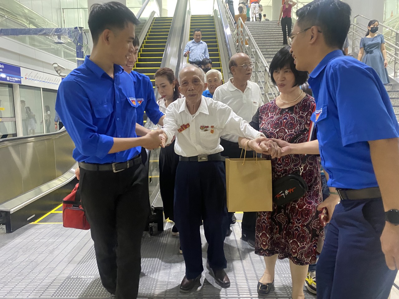 Những vị kh&aacute;ch đặc biệt trải nghiệm metro Bến Th&agrave;nh - Suối Ti&ecirc;n- Ảnh 10.