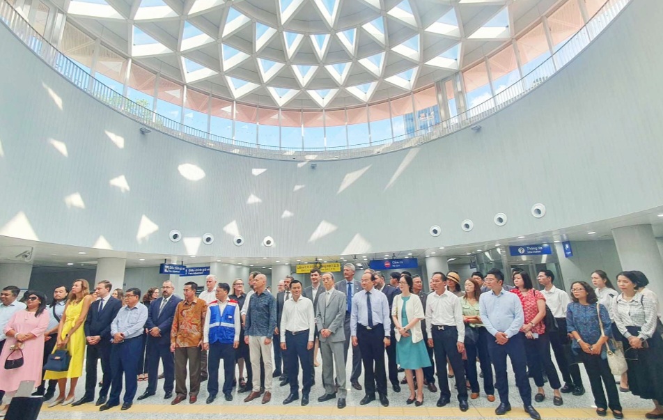 Những vị kh&aacute;ch đặc biệt trải nghiệm metro Bến Th&agrave;nh - Suối Ti&ecirc;n- Ảnh 2.