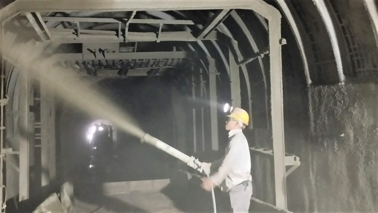 C&ocirc;ng nh&acirc;n căng m&igrave;nh gia cố hầm B&atilde;i Gi&oacute; sau sự cố- Ảnh 9.