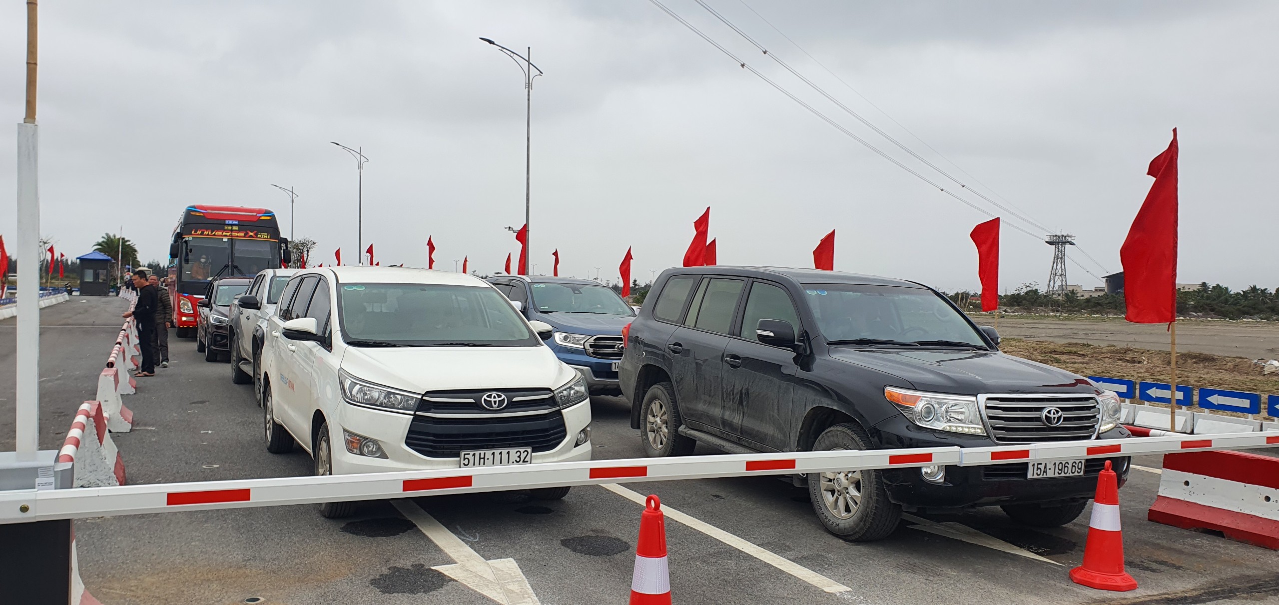 Du kh&aacute;ch đi lại thế n&agrave;o khi Hải Ph&ograve;ng hạn chế &ocirc; t&ocirc; ra đảo C&aacute;t B&agrave;?- Ảnh 1.