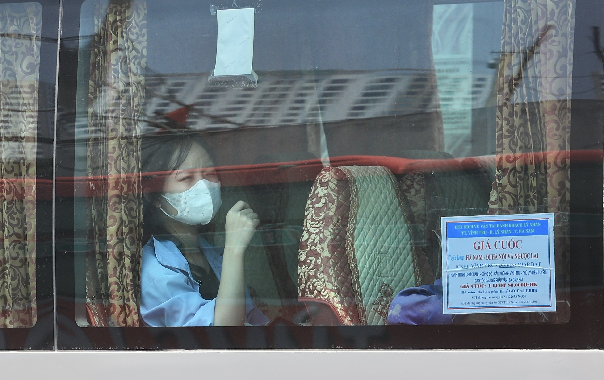 Bến xe vẫn đông nghẹt ngày đầu nghỉ lễ 30/4, dự kiến thưa dần từ chiều nay- Ảnh 20. Bến xe vẫn đông nghẹt ngày đầu nghỉ lễ 30/4, dự kiến thưa dần từ chiều nay- Ảnh 20.