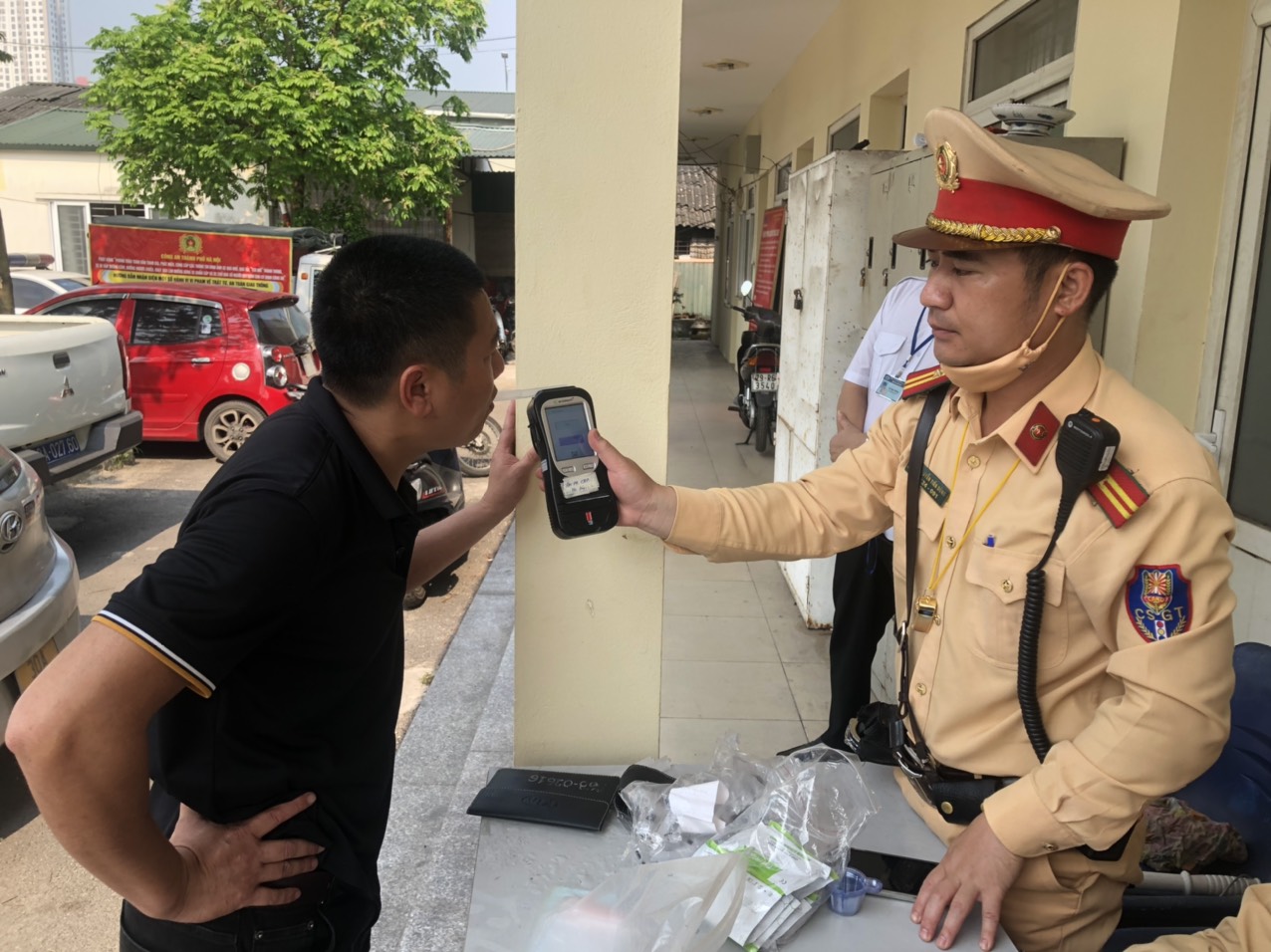 Cảnh s&aacute;t v&agrave;o tận bến kiểm tra ma tu&yacute; v&agrave; nồng độ cồn l&aacute;i xe kh&aacute;ch- Ảnh 1.