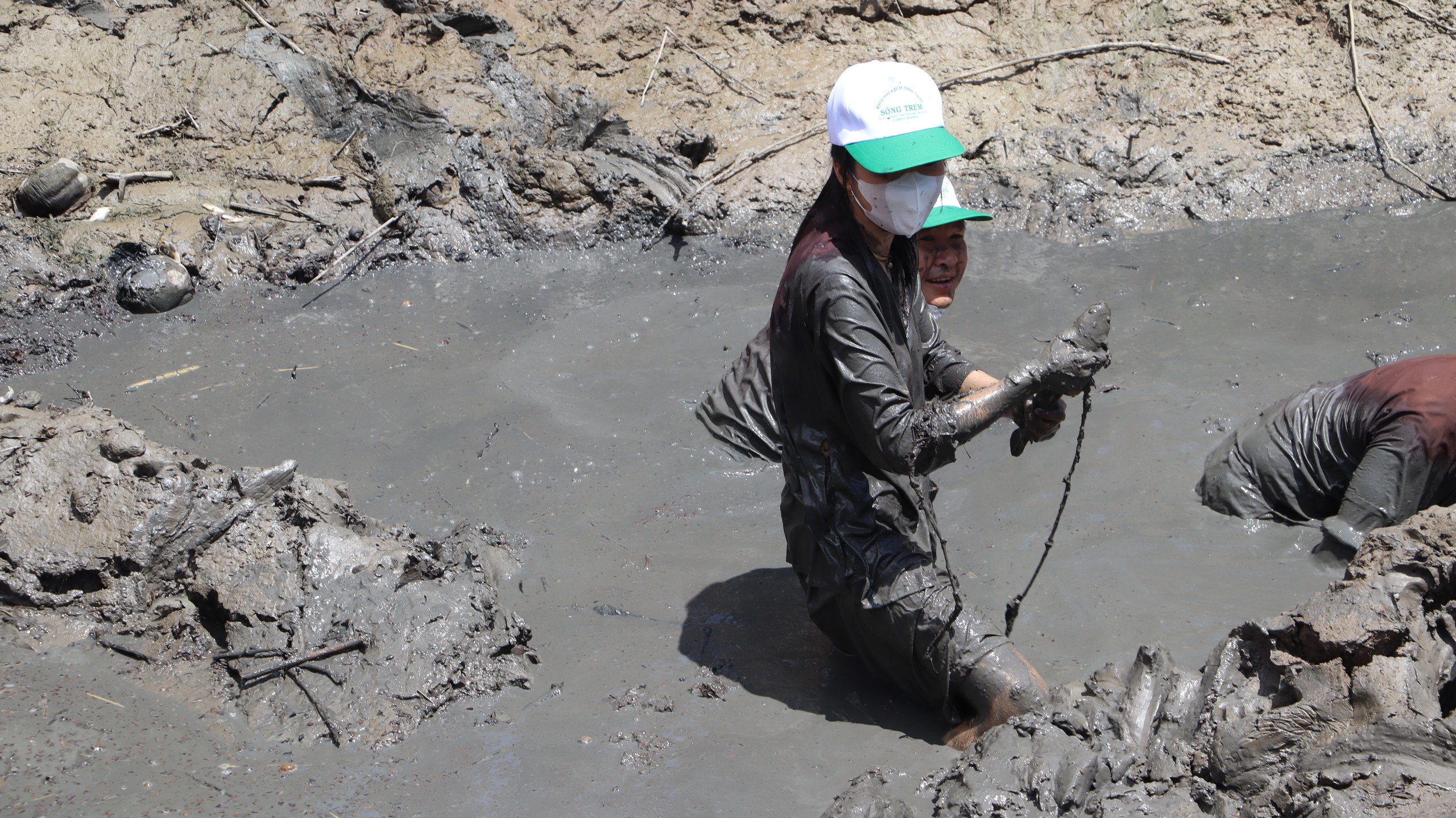 Nghỉ lễ về C&agrave; Mau quậy b&ugrave;n bắt c&aacute; l&oacute;c đồng- Ảnh 4.