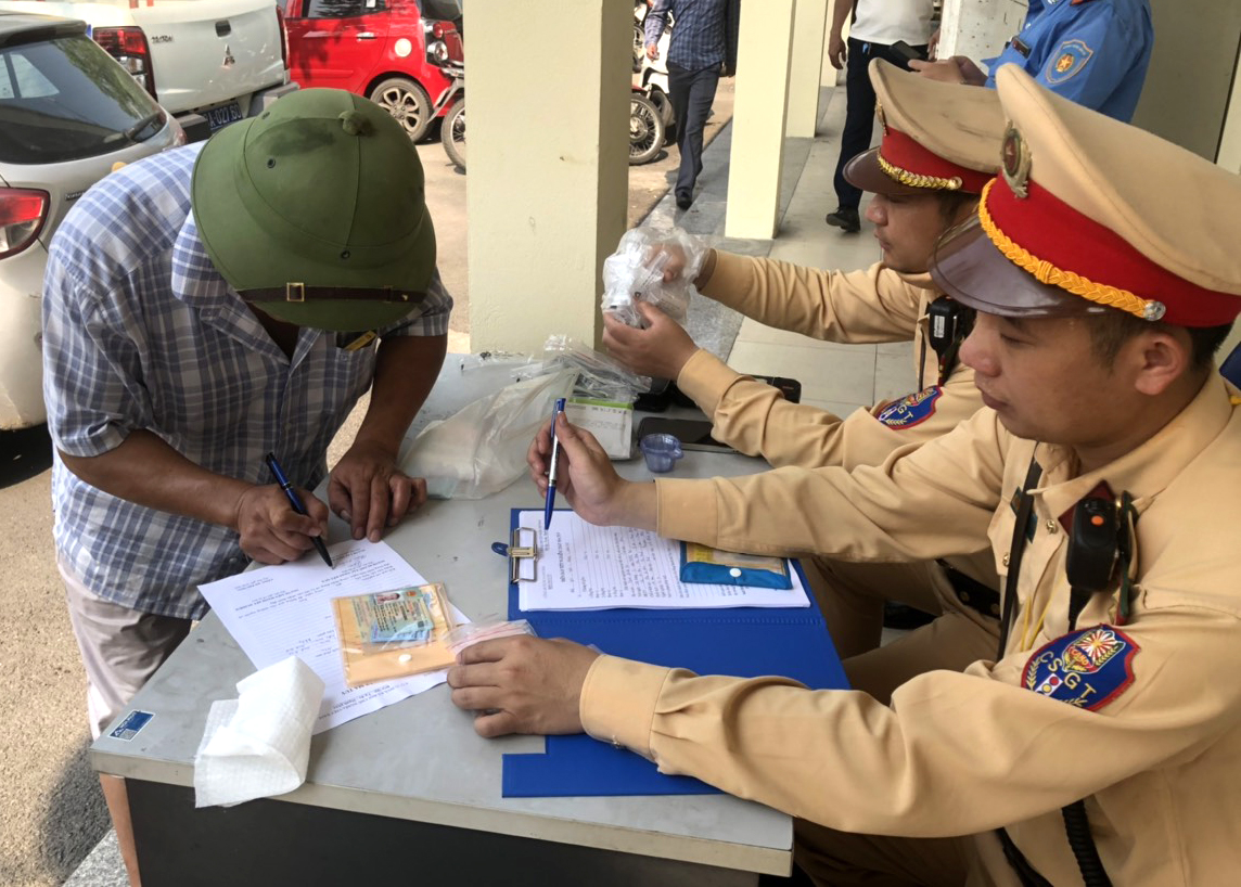 Cảnh s&aacute;t v&agrave;o tận bến kiểm tra ma tu&yacute; v&agrave; nồng độ cồn l&aacute;i xe kh&aacute;ch- Ảnh 9.